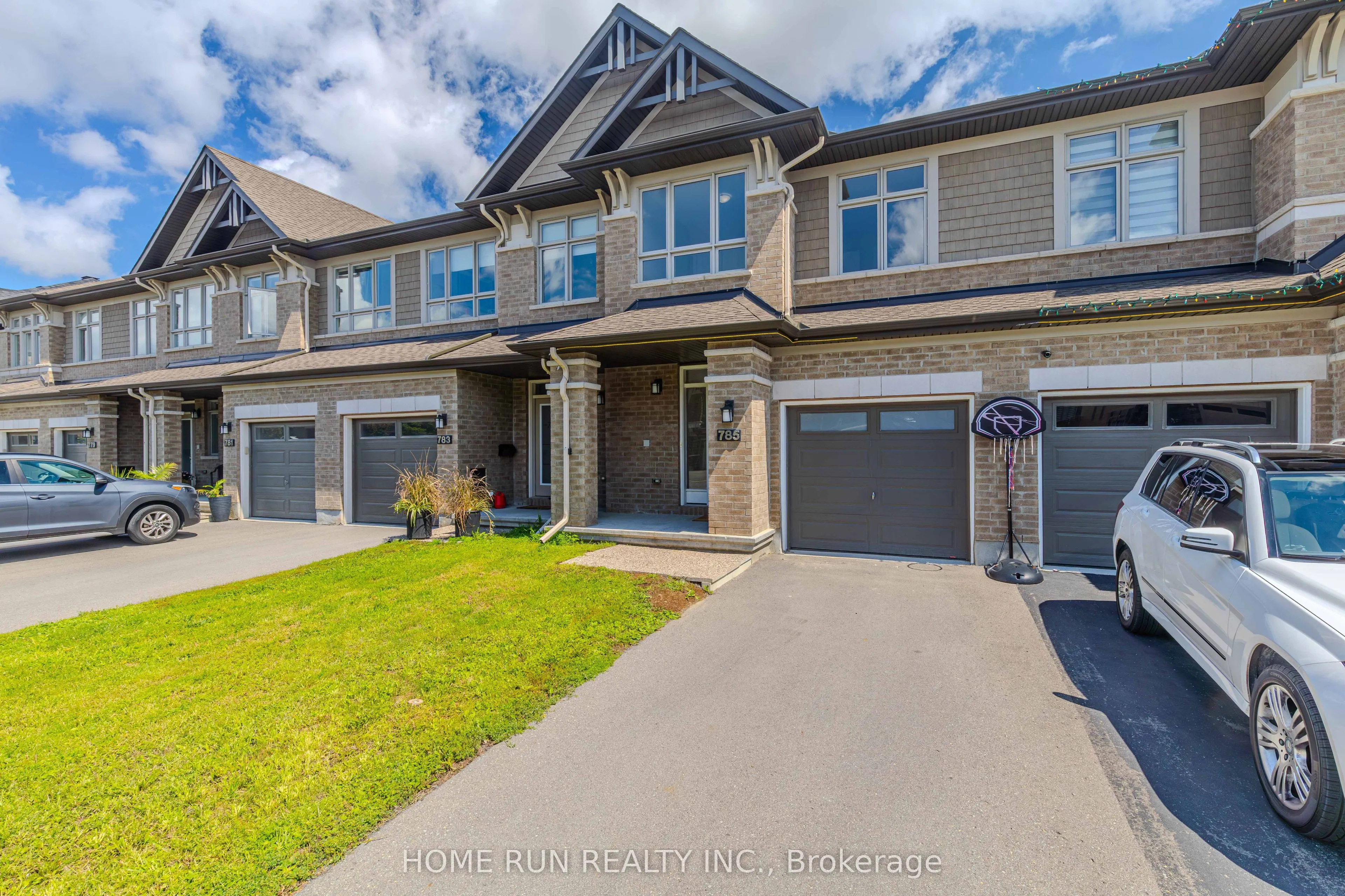 785 Cairn Crescent