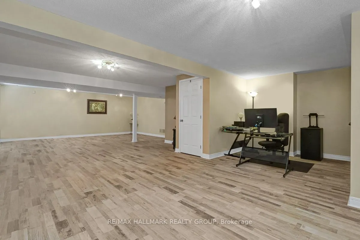 75 Lloydalex Crescent