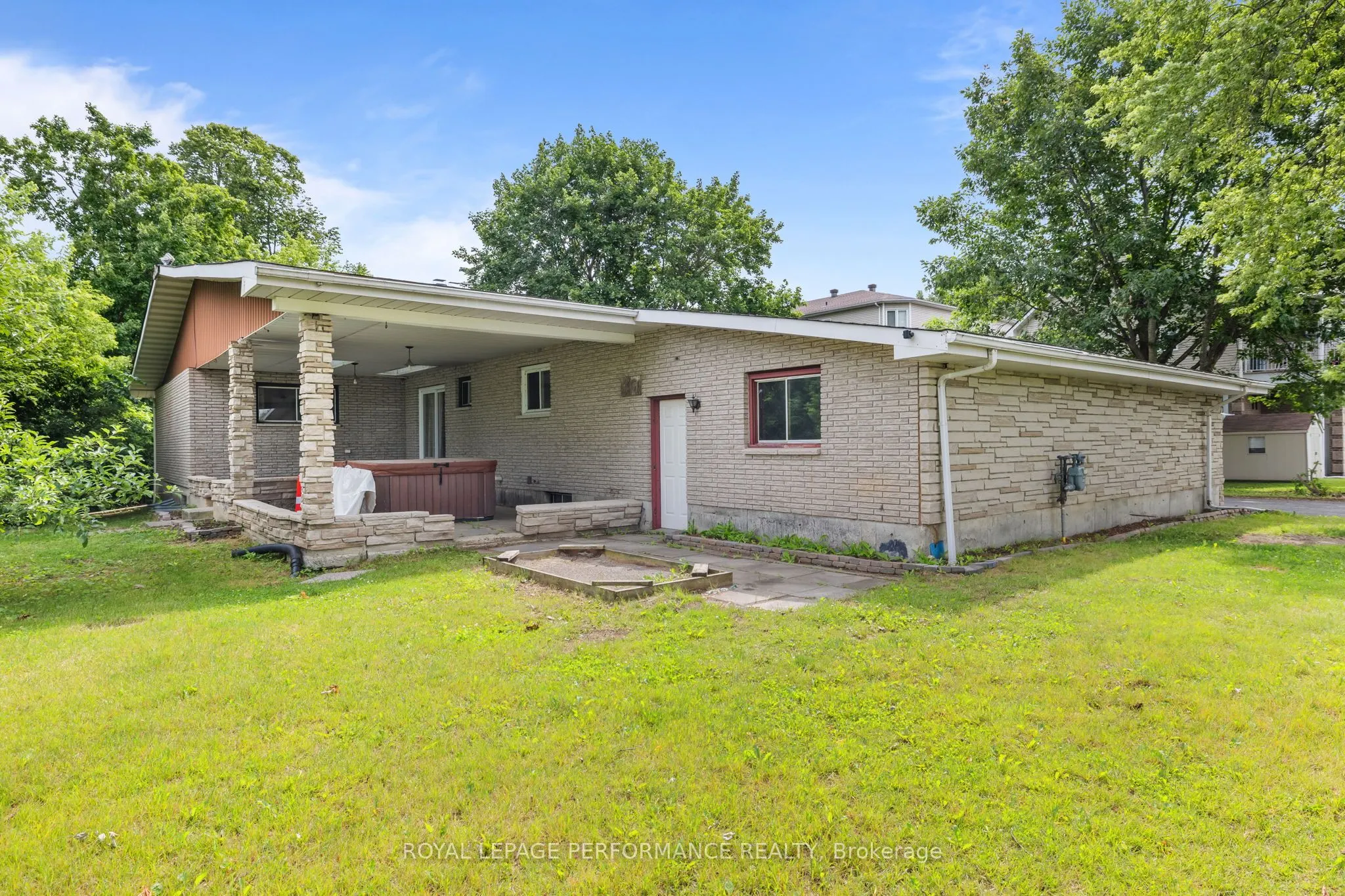 438 Voyageur Place
