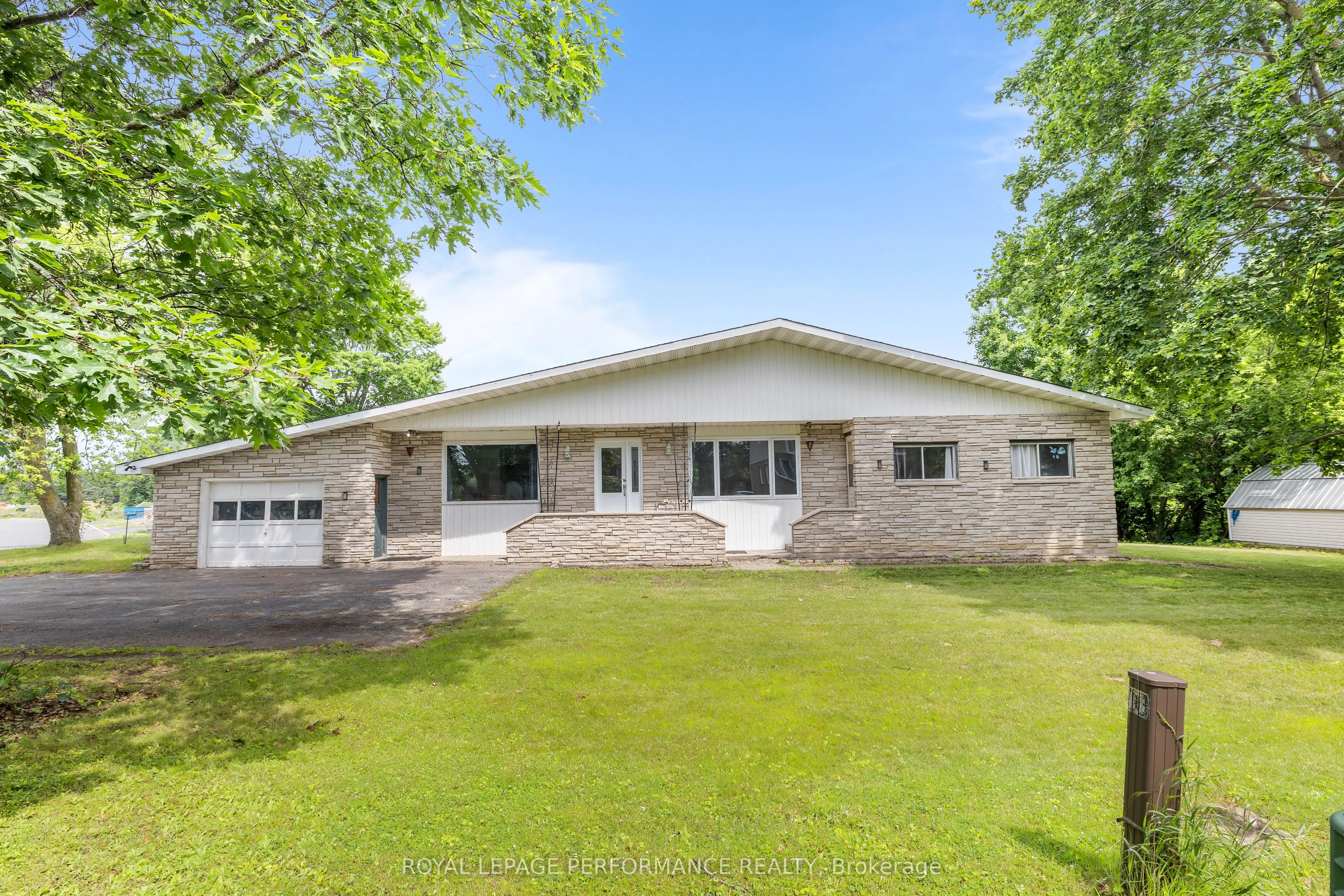 438 Voyageur Place