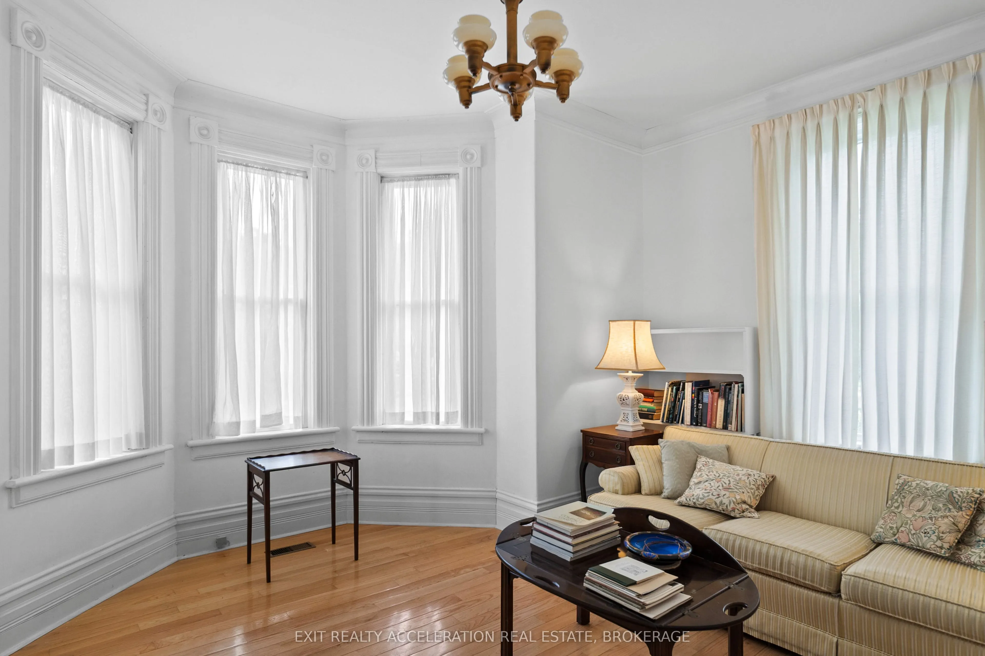 182 Water Street W