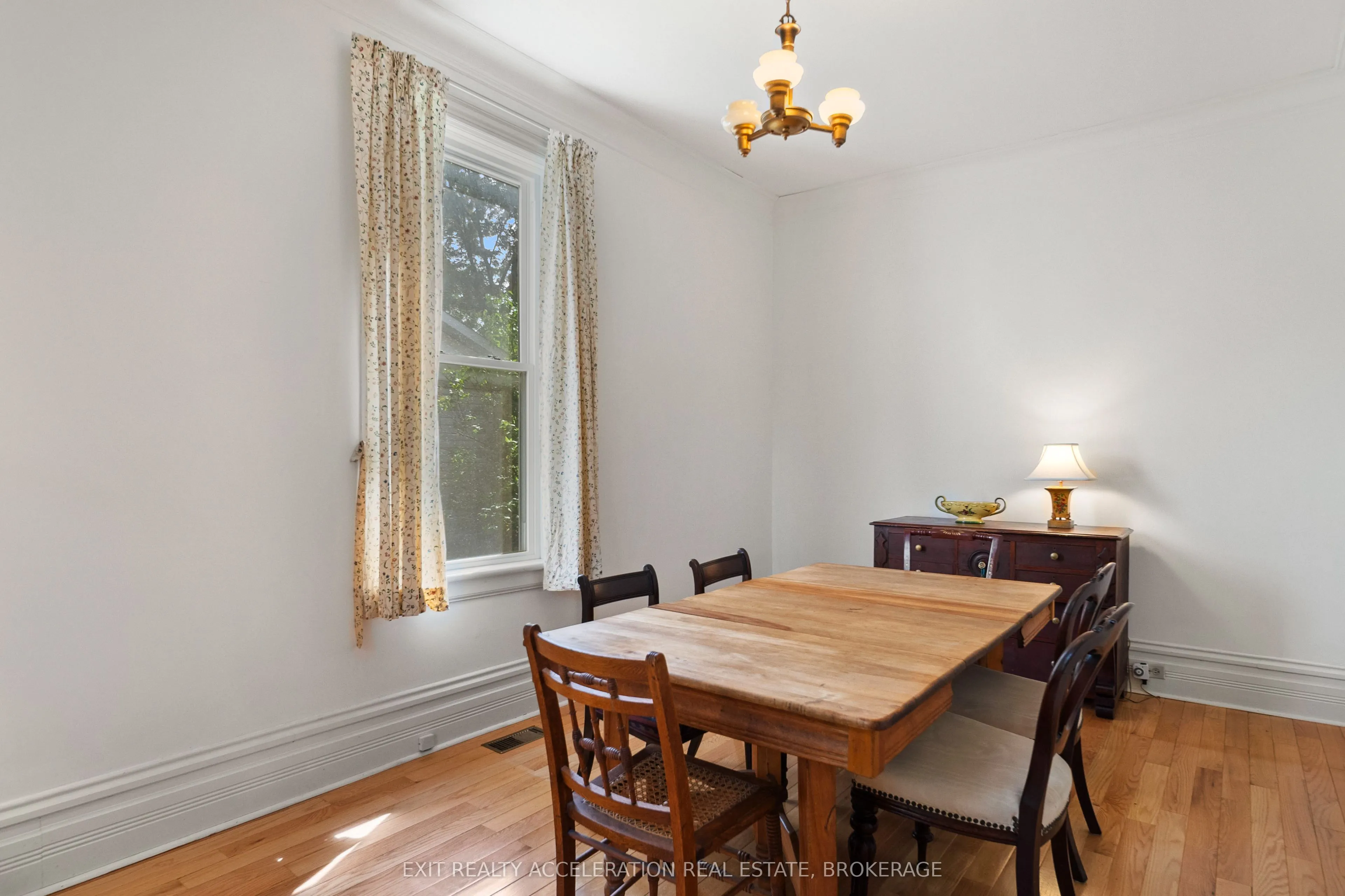 182 Water Street W