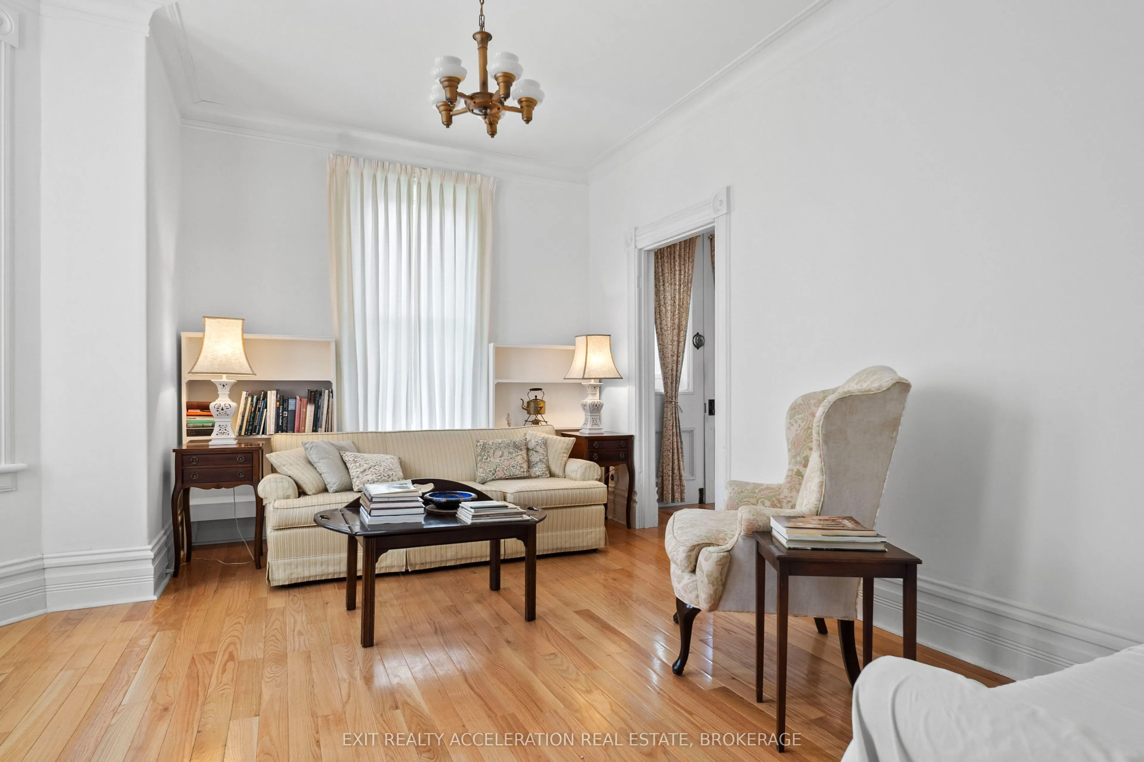 182 Water Street W