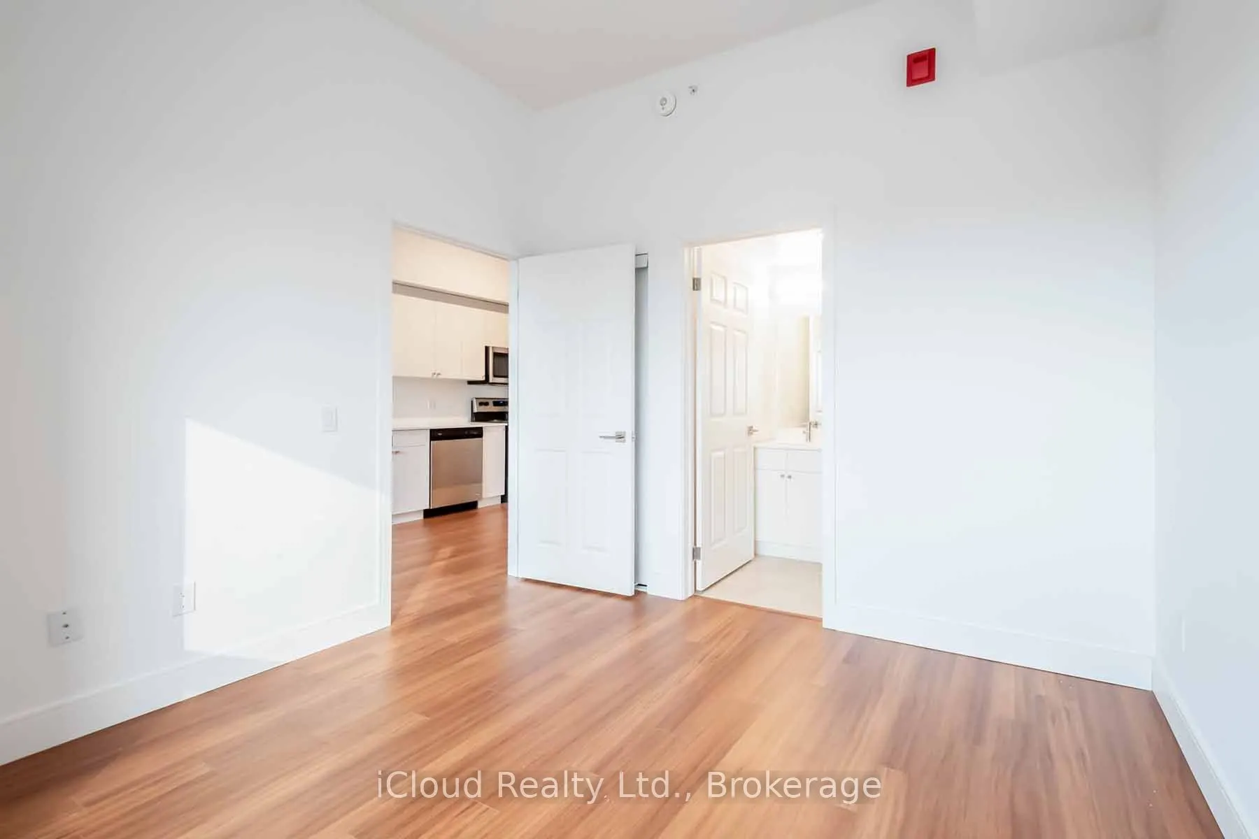 1 Wellington Street #806