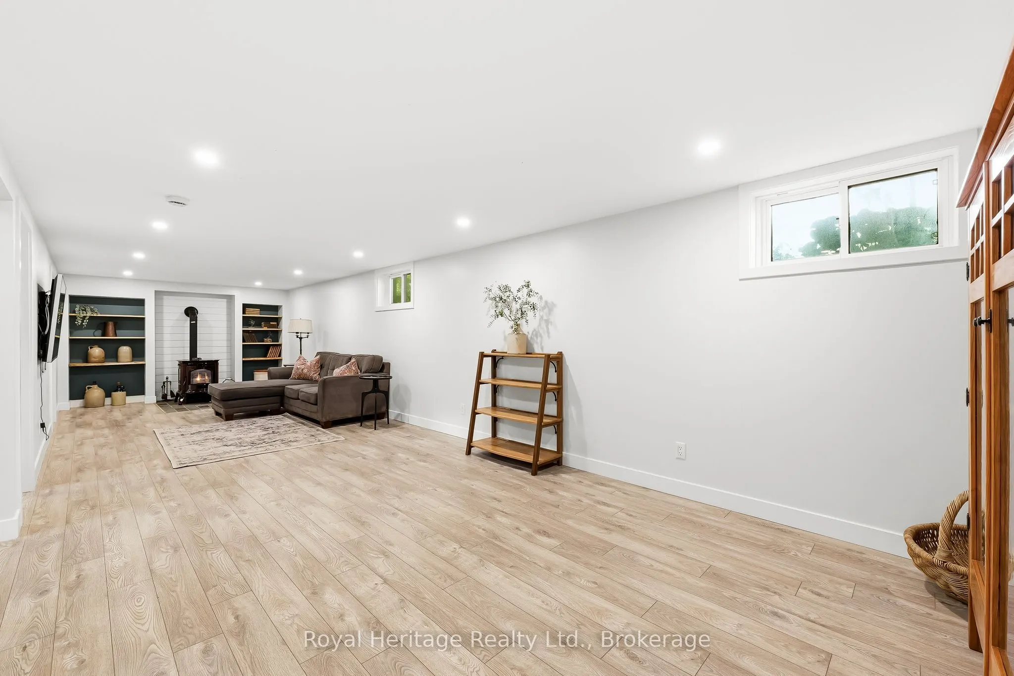 93 Division Street S