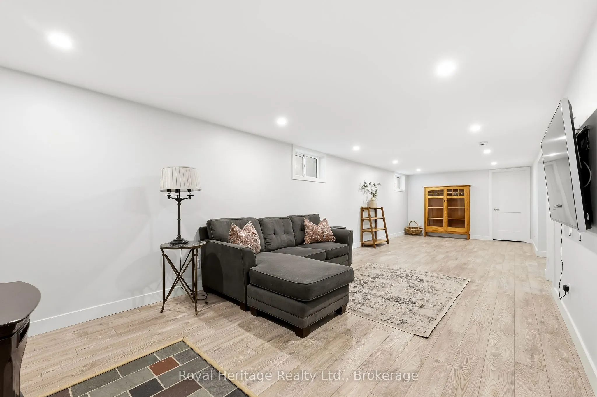 93 Division Street S