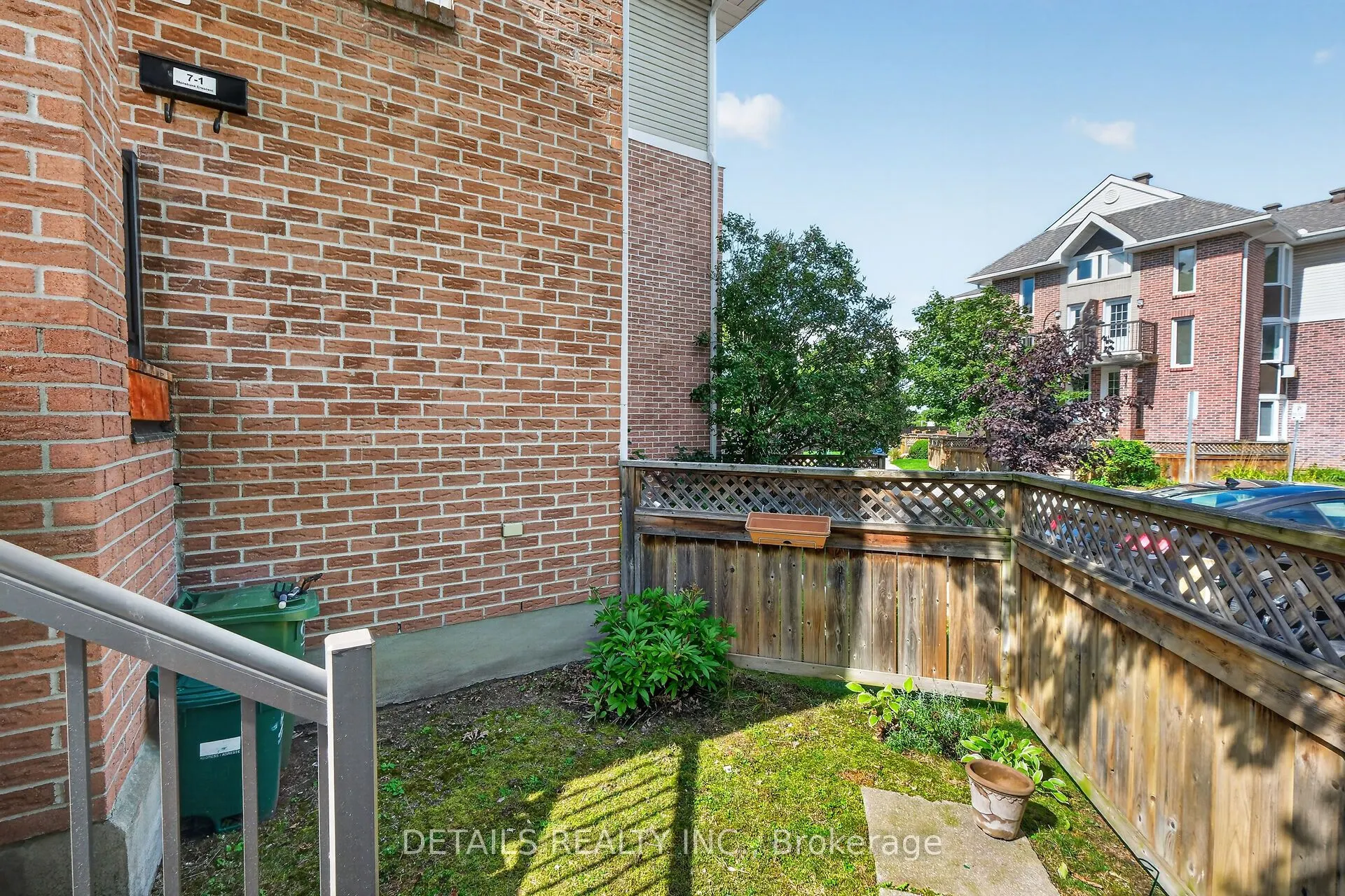 1 Stonebank Crescent #7