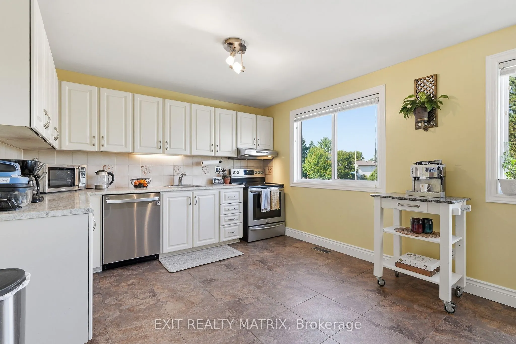 270 Fernleaf Crescent