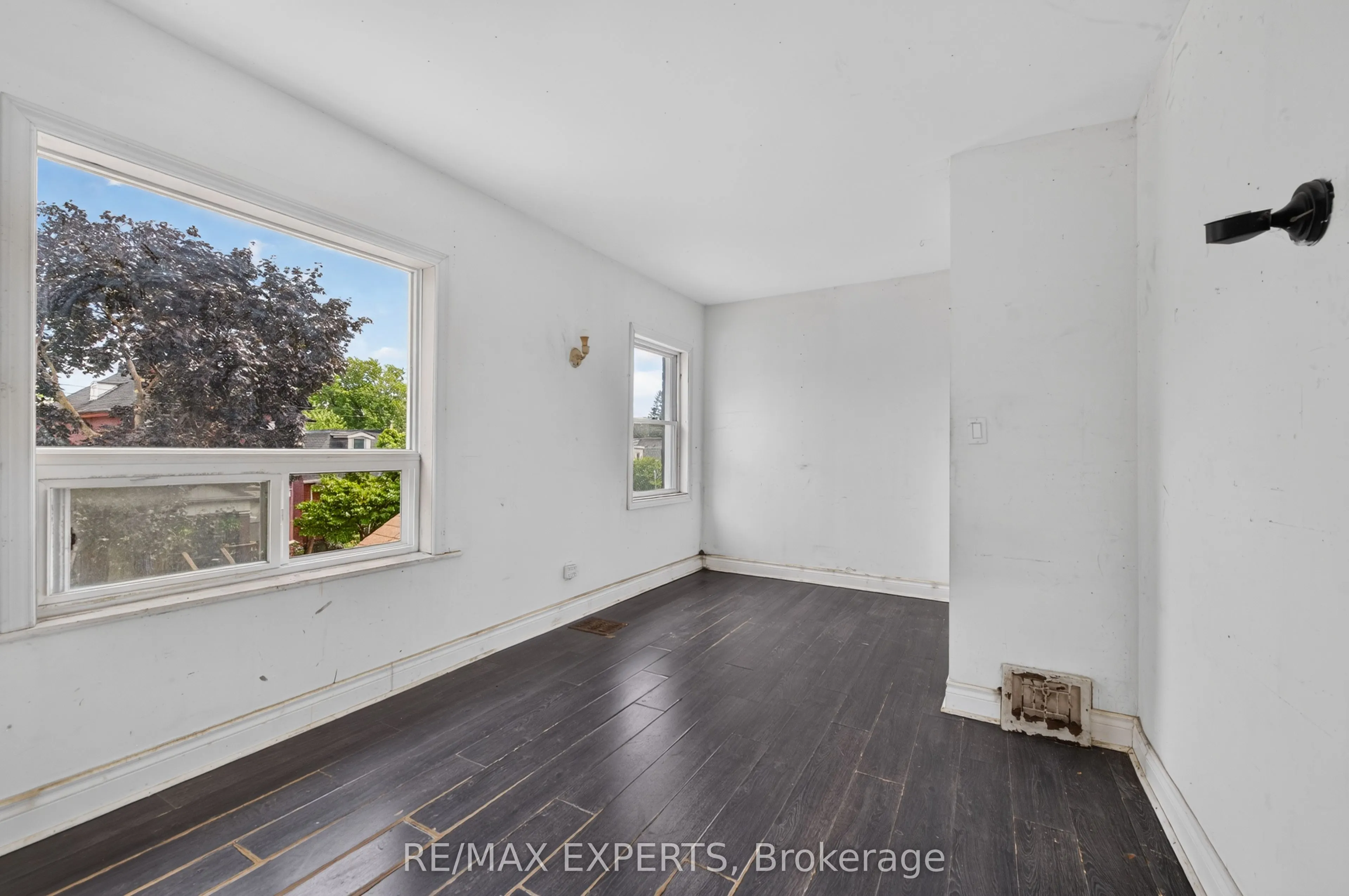 99 Leeming Street