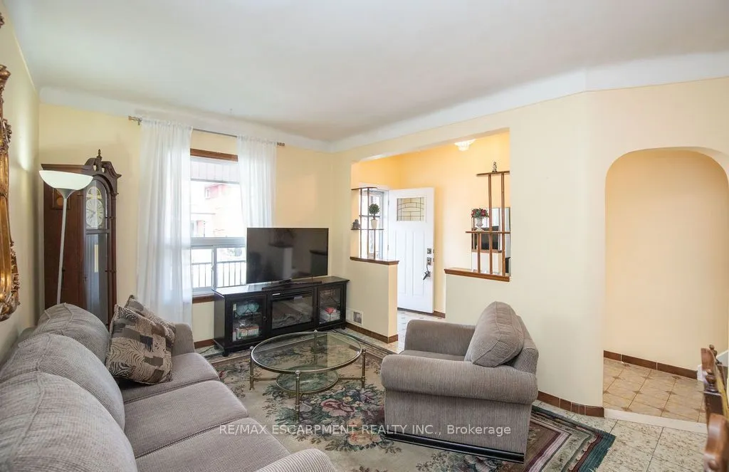 66 Sherman Avenue N