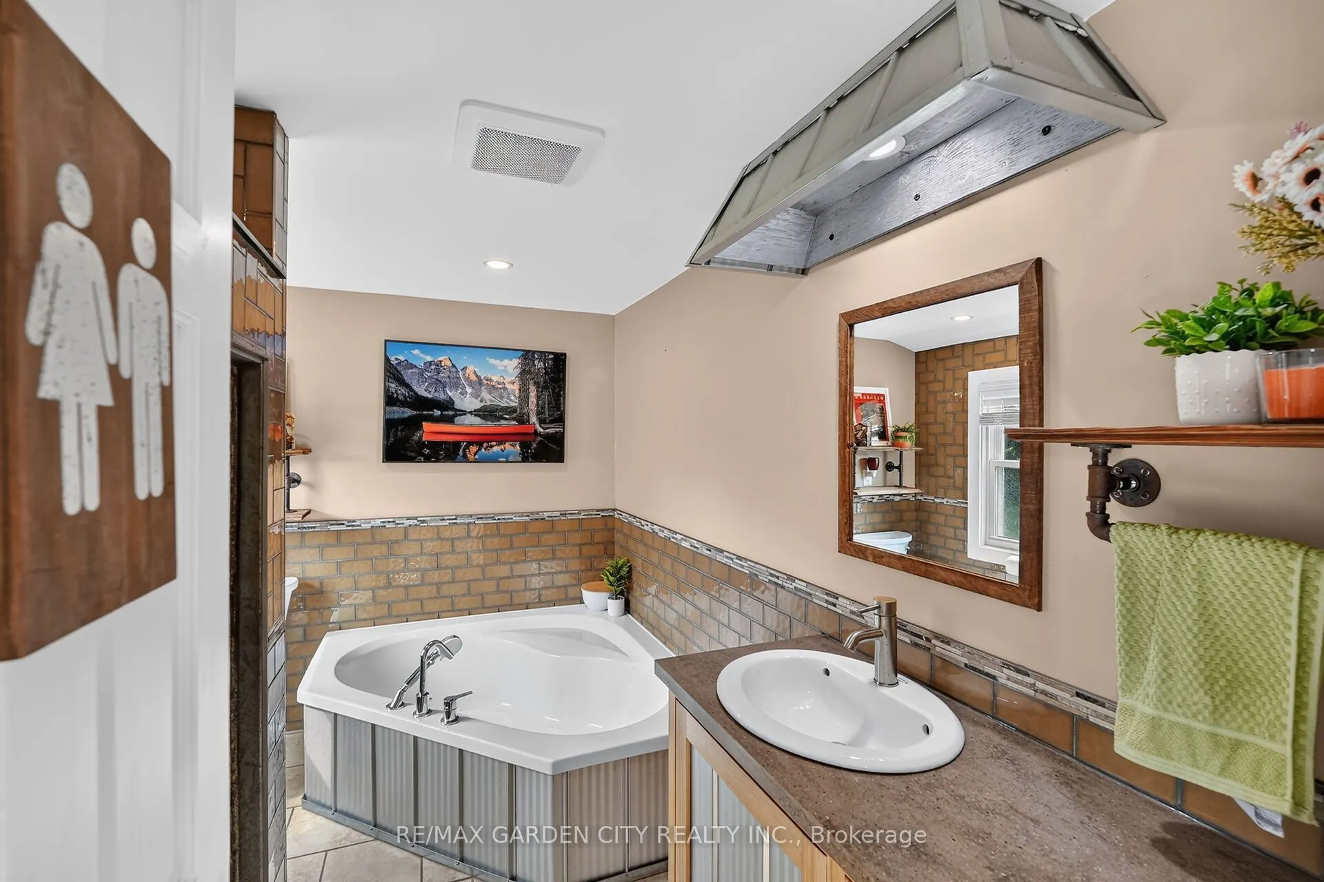 843 Lyons Creek Road