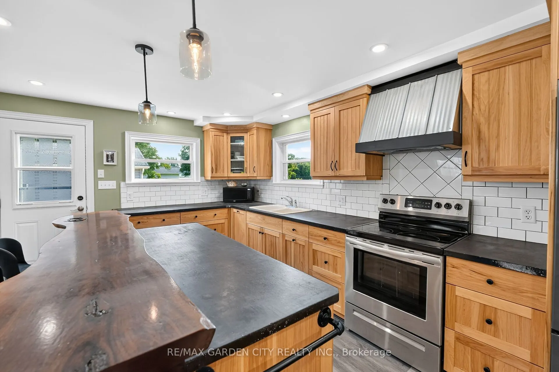 843 Lyons Creek Road