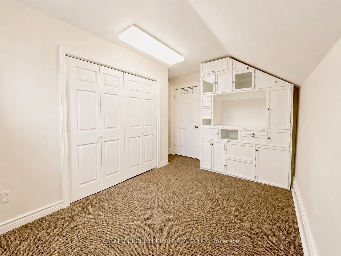 221 Kent Street W