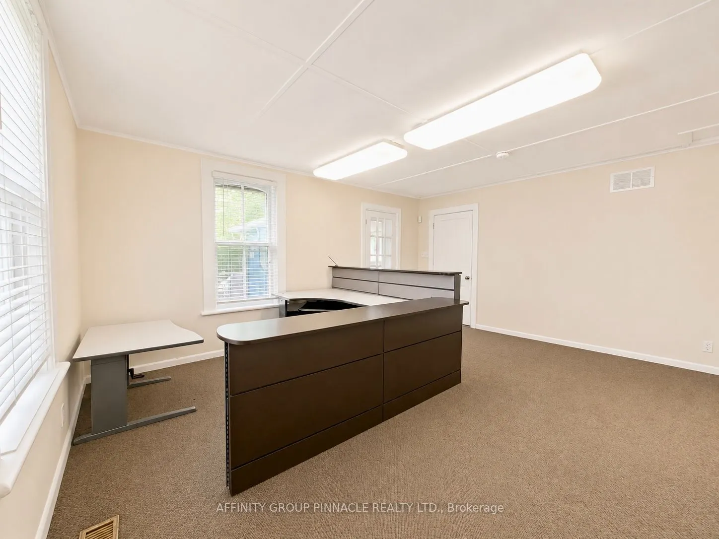 221 Kent Street W