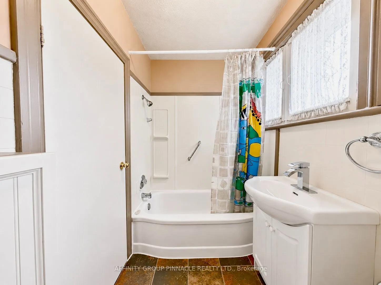 221 Kent Street W