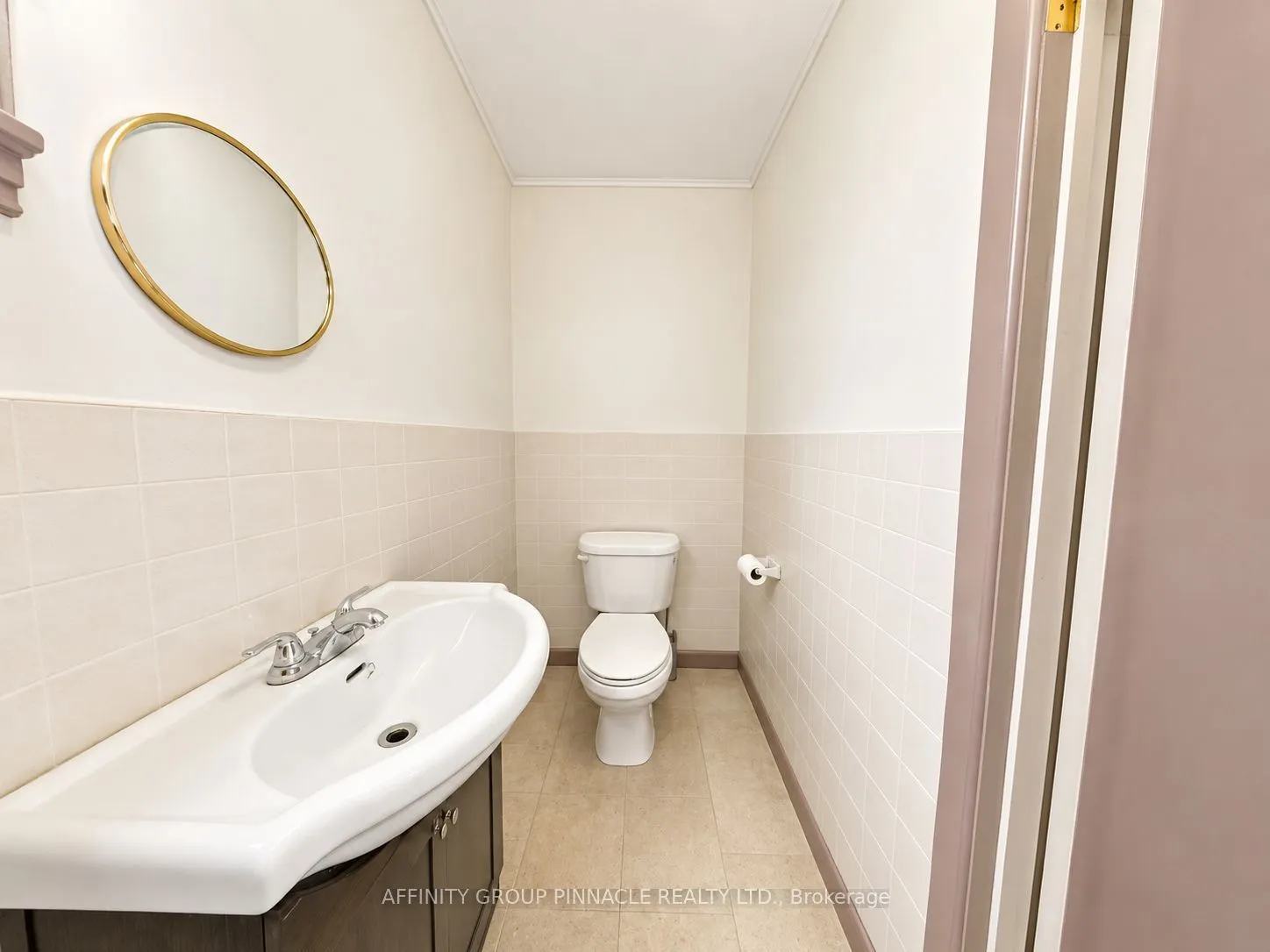 221 Kent Street W
