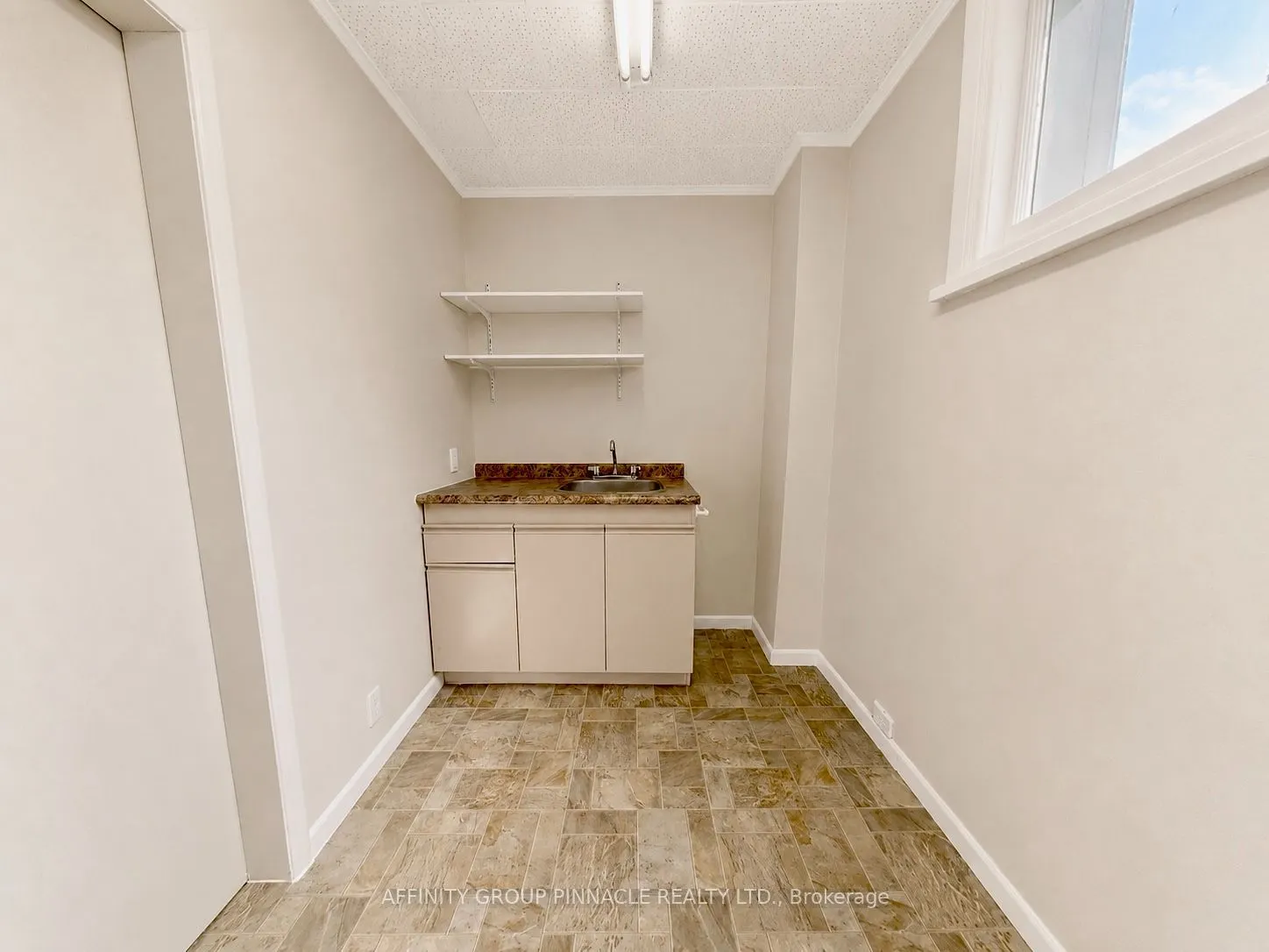 221 Kent Street W