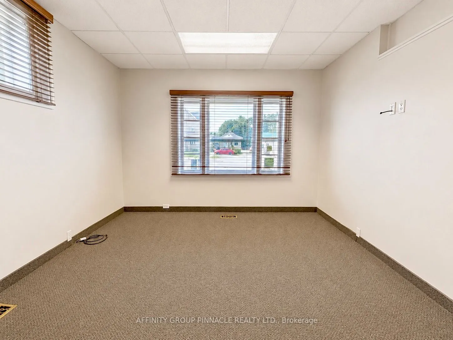221 Kent Street W