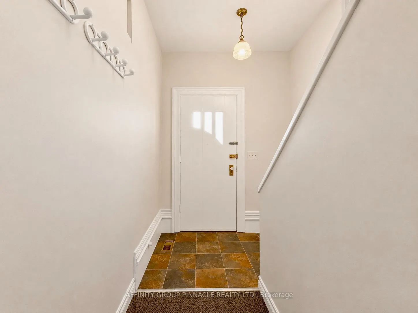 221 Kent Street W