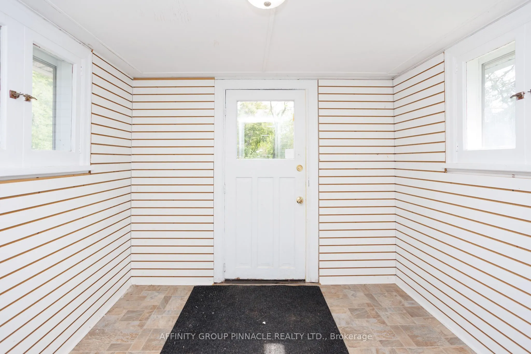 221 Kent Street W