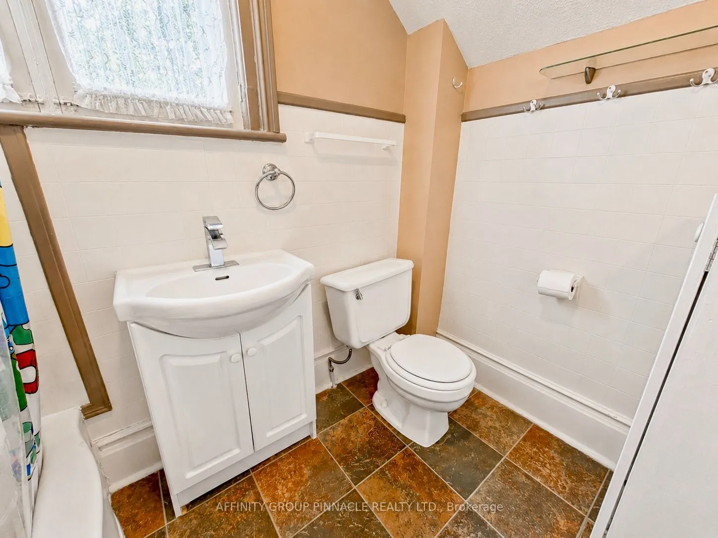 221 Kent Street W