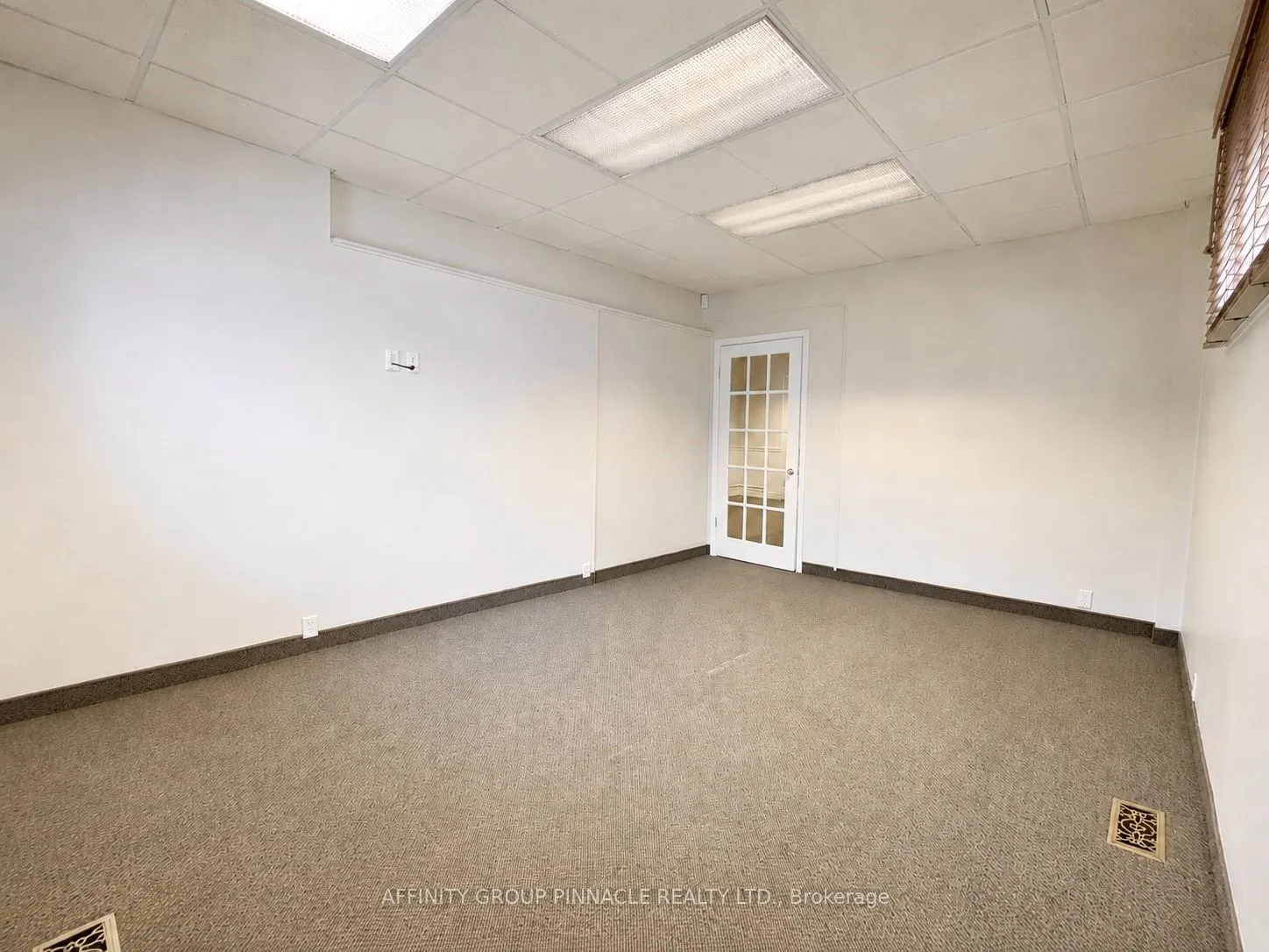 221 Kent Street W