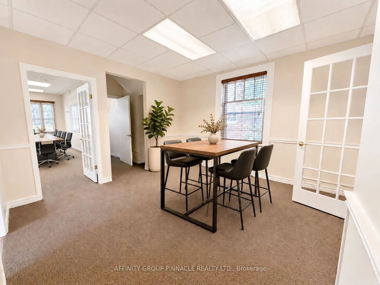 221 Kent Street W