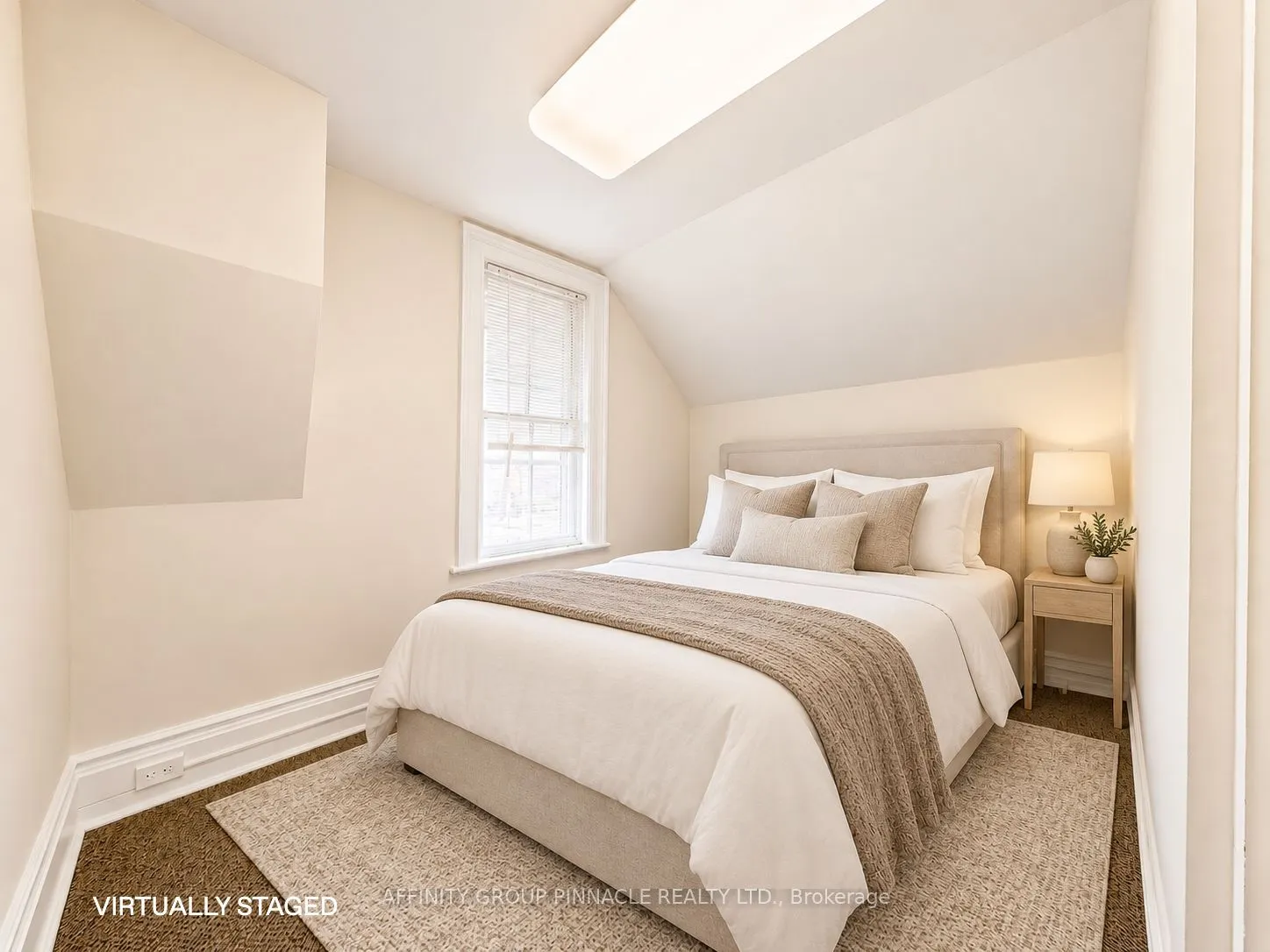 221 Kent Street W
