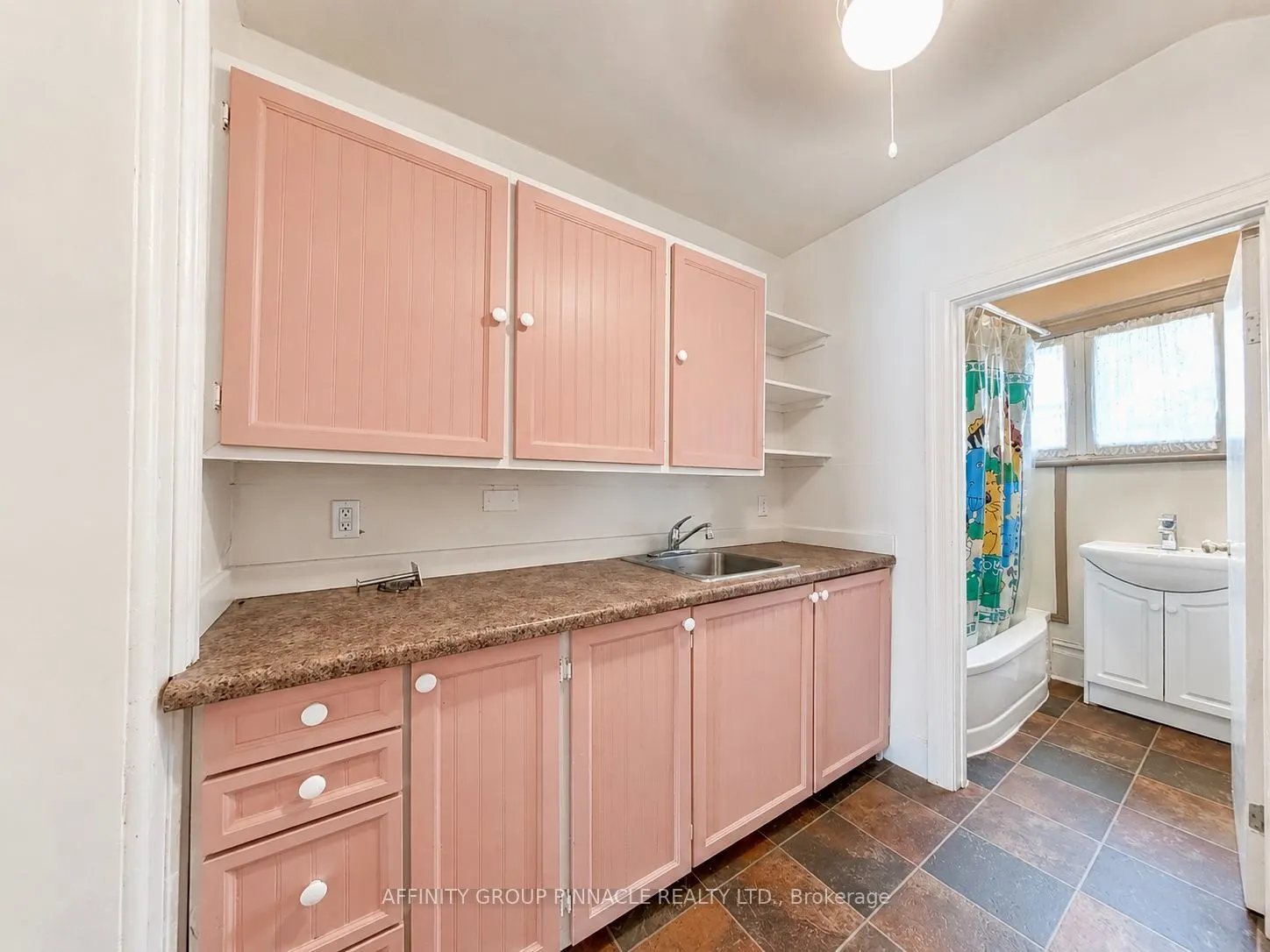 221 Kent Street W