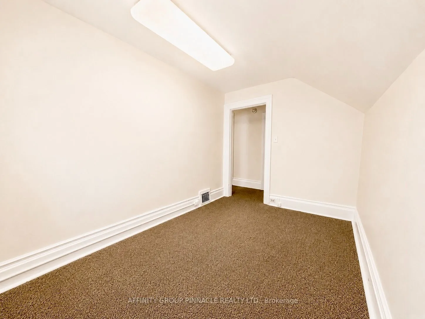 221 Kent Street W