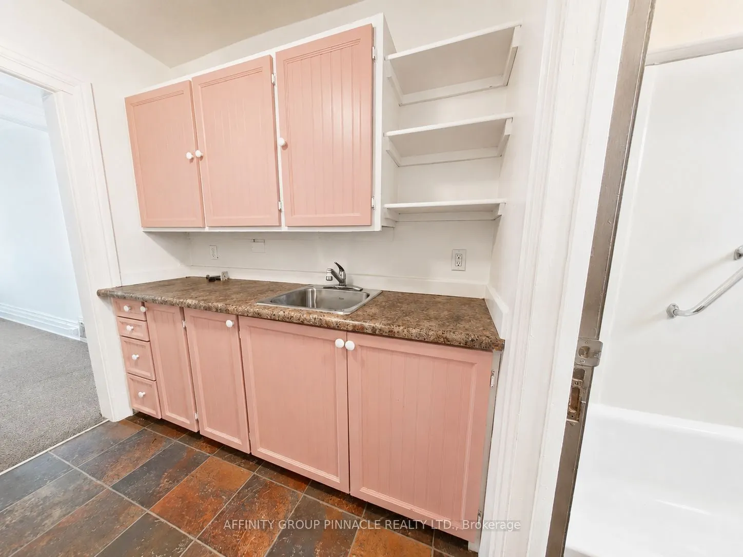 221 Kent Street W