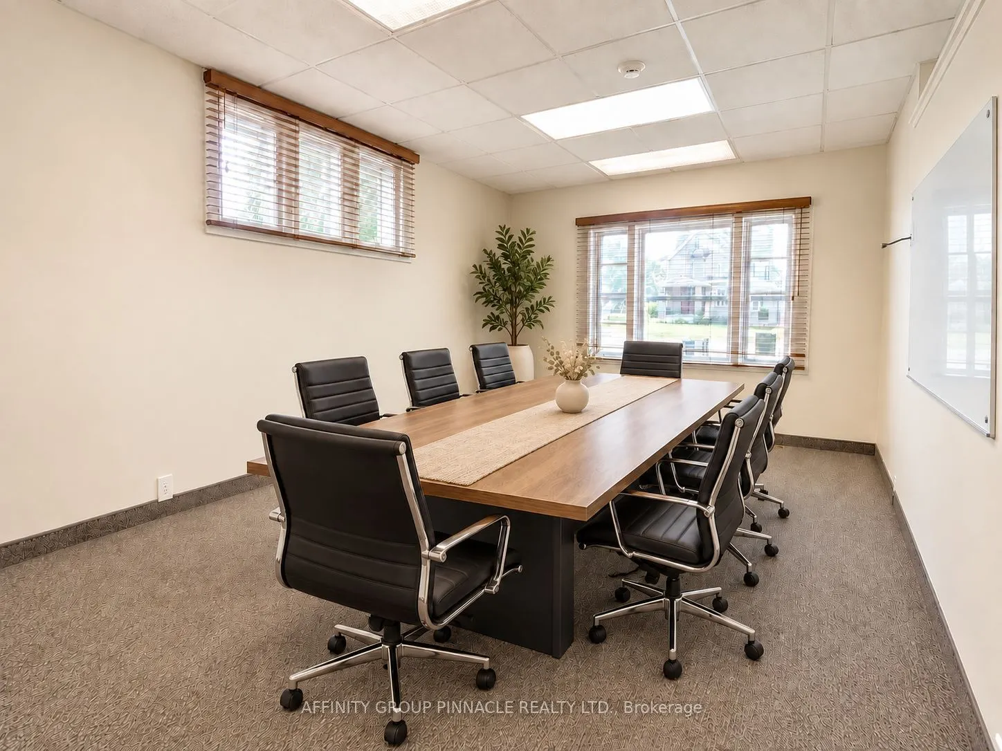 221 Kent Street W