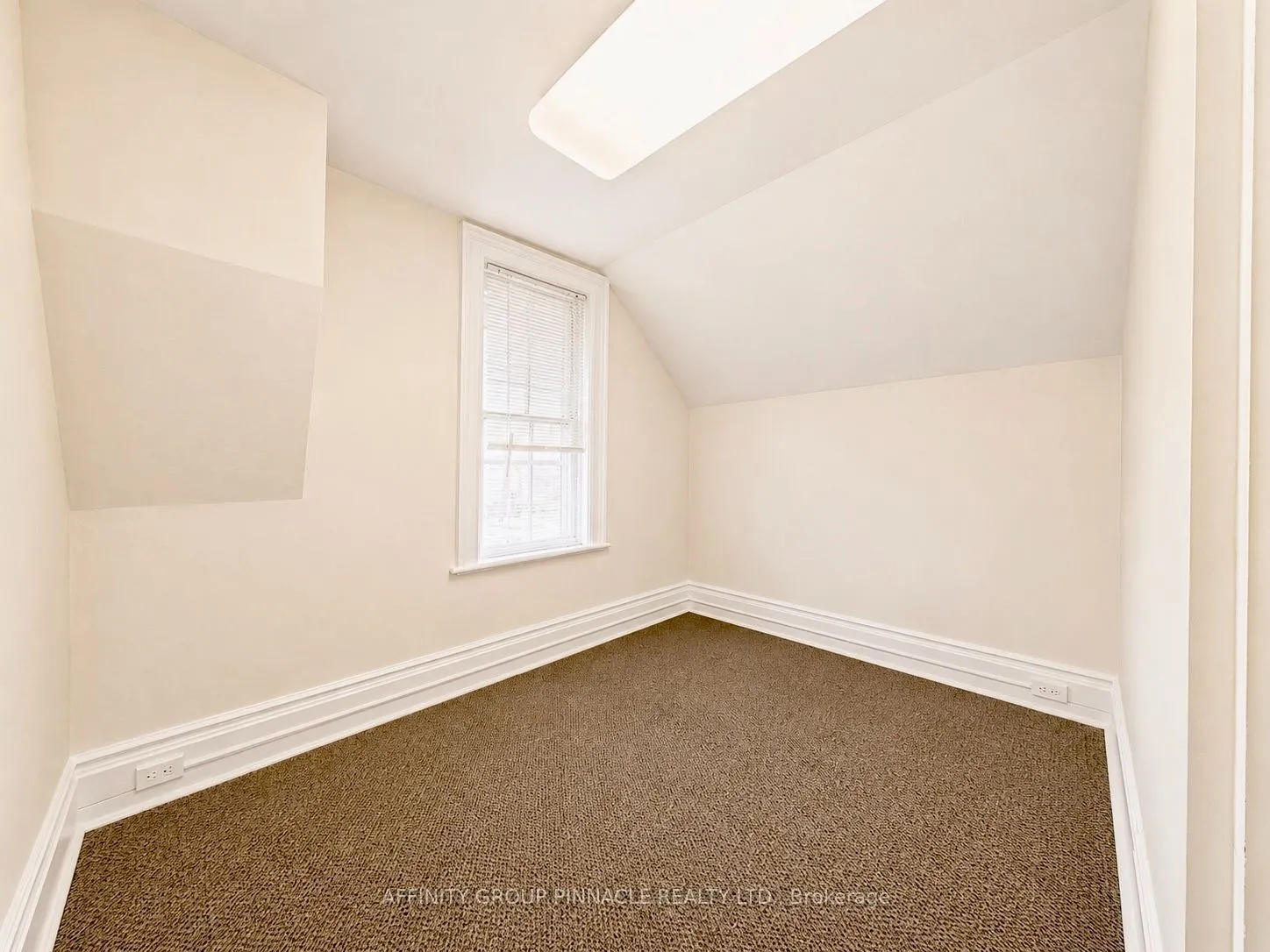 221 Kent Street W