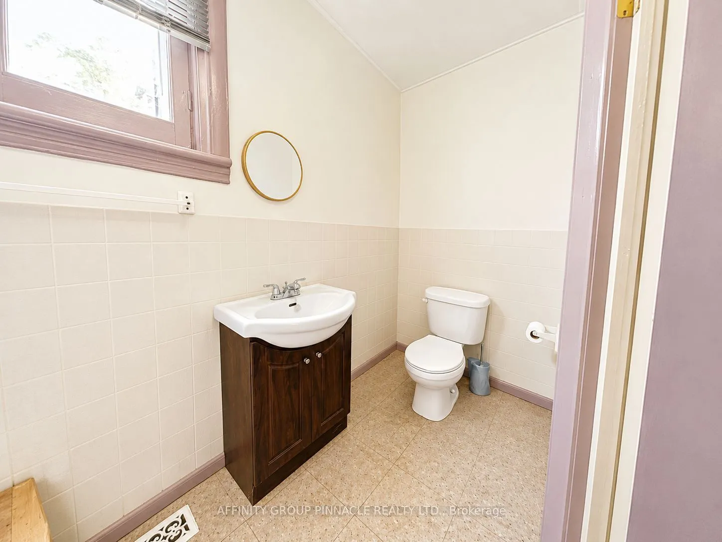 221 Kent Street W