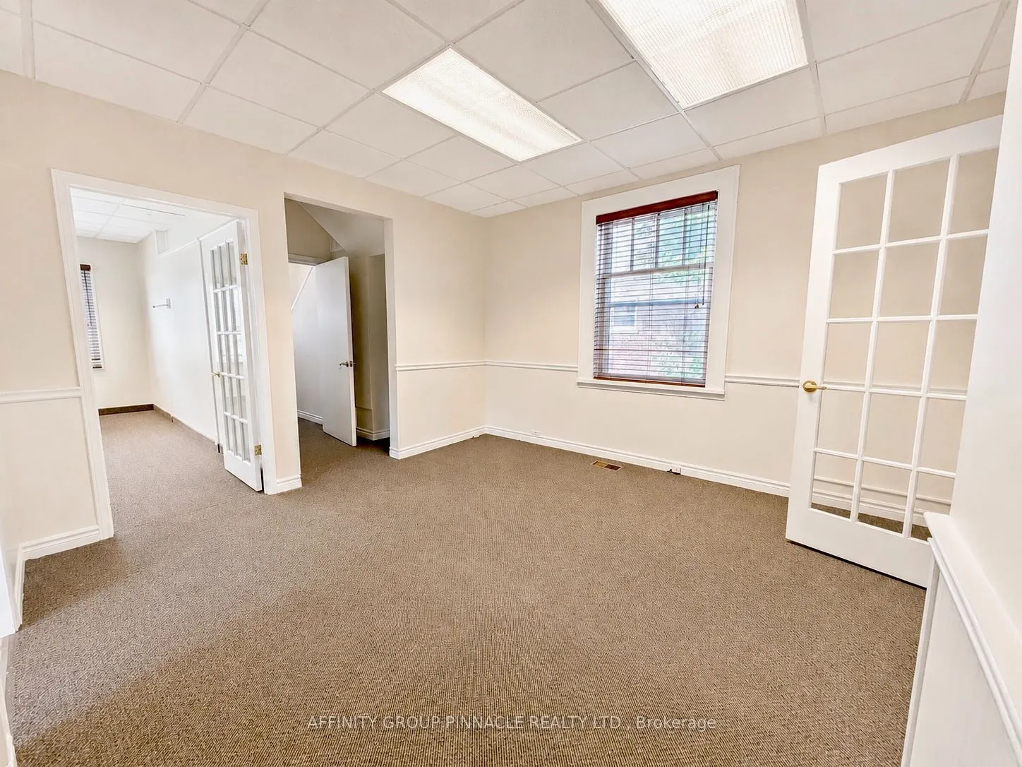 221 Kent Street W
