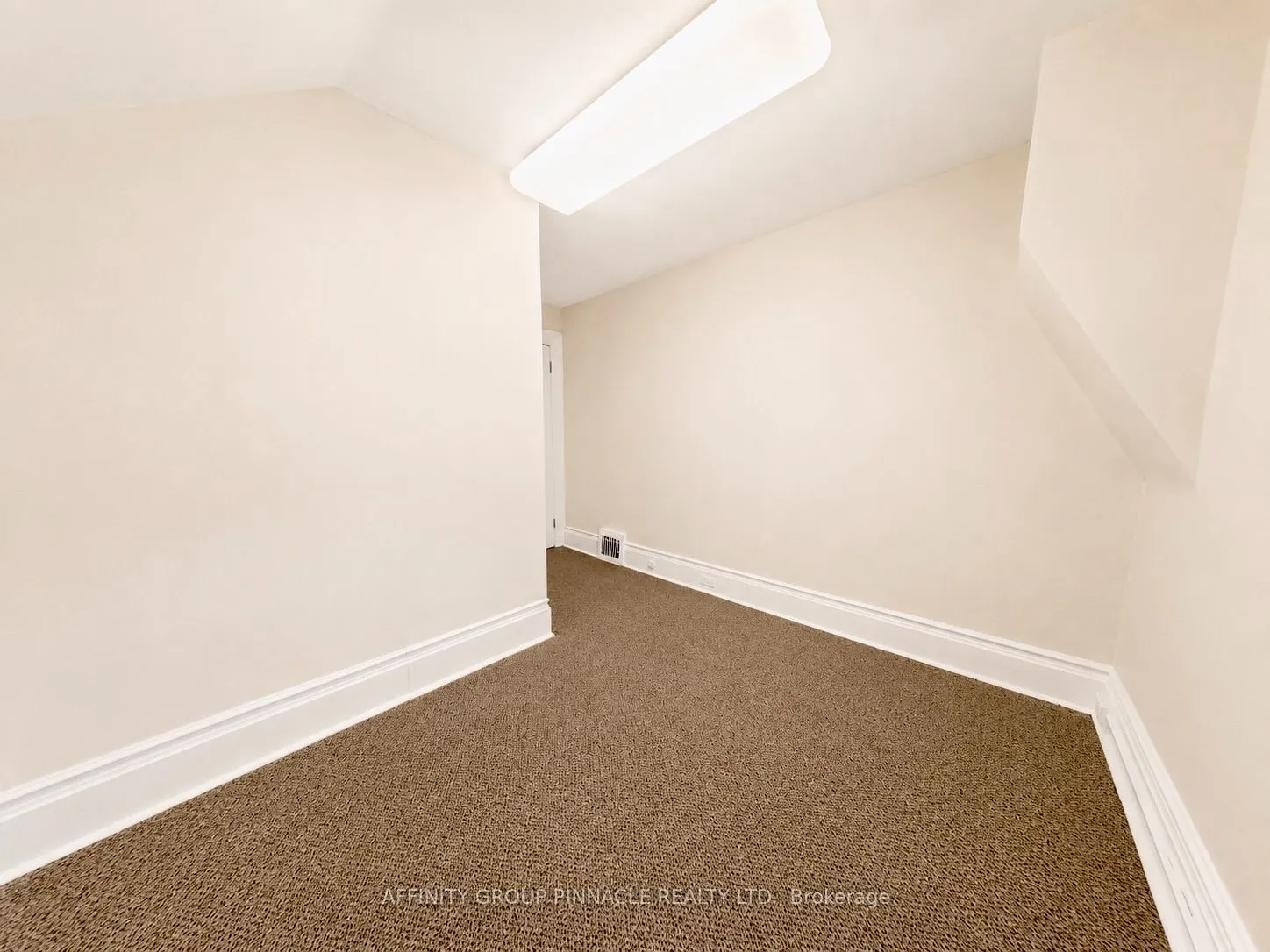 221 Kent Street W