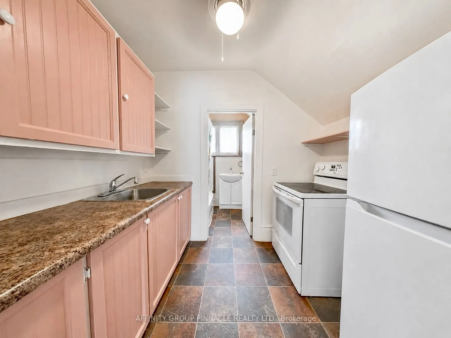 221 Kent Street W