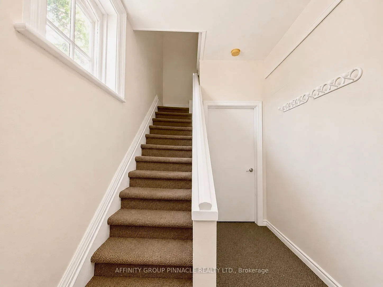 221 Kent Street W
