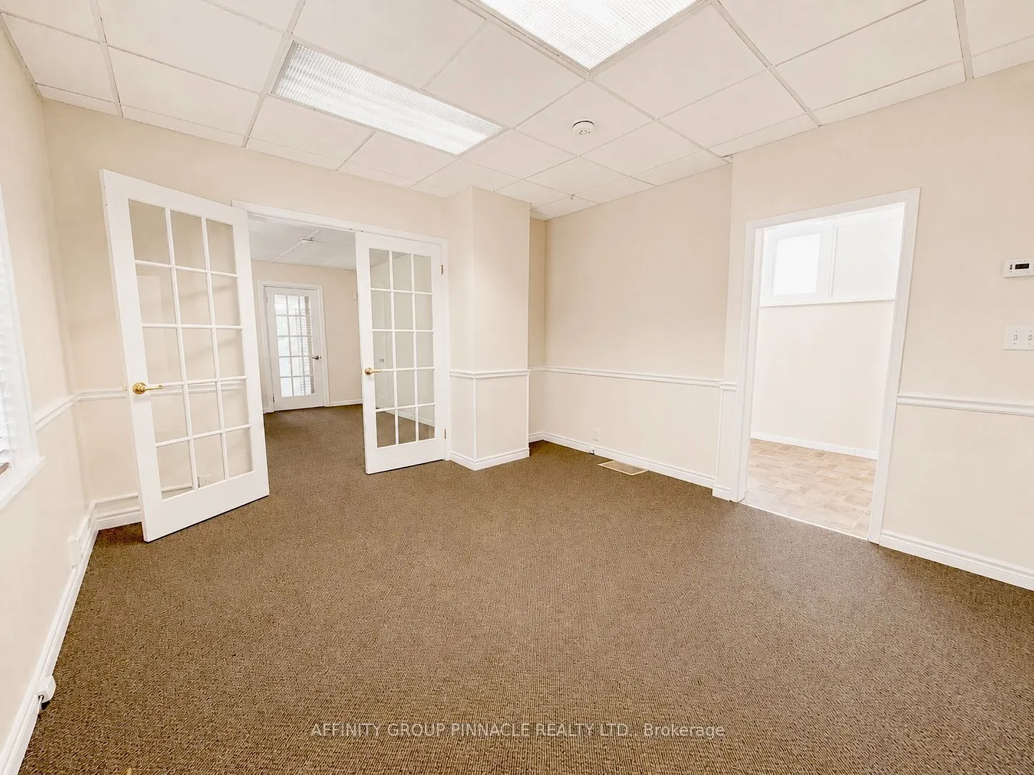 221 Kent Street W