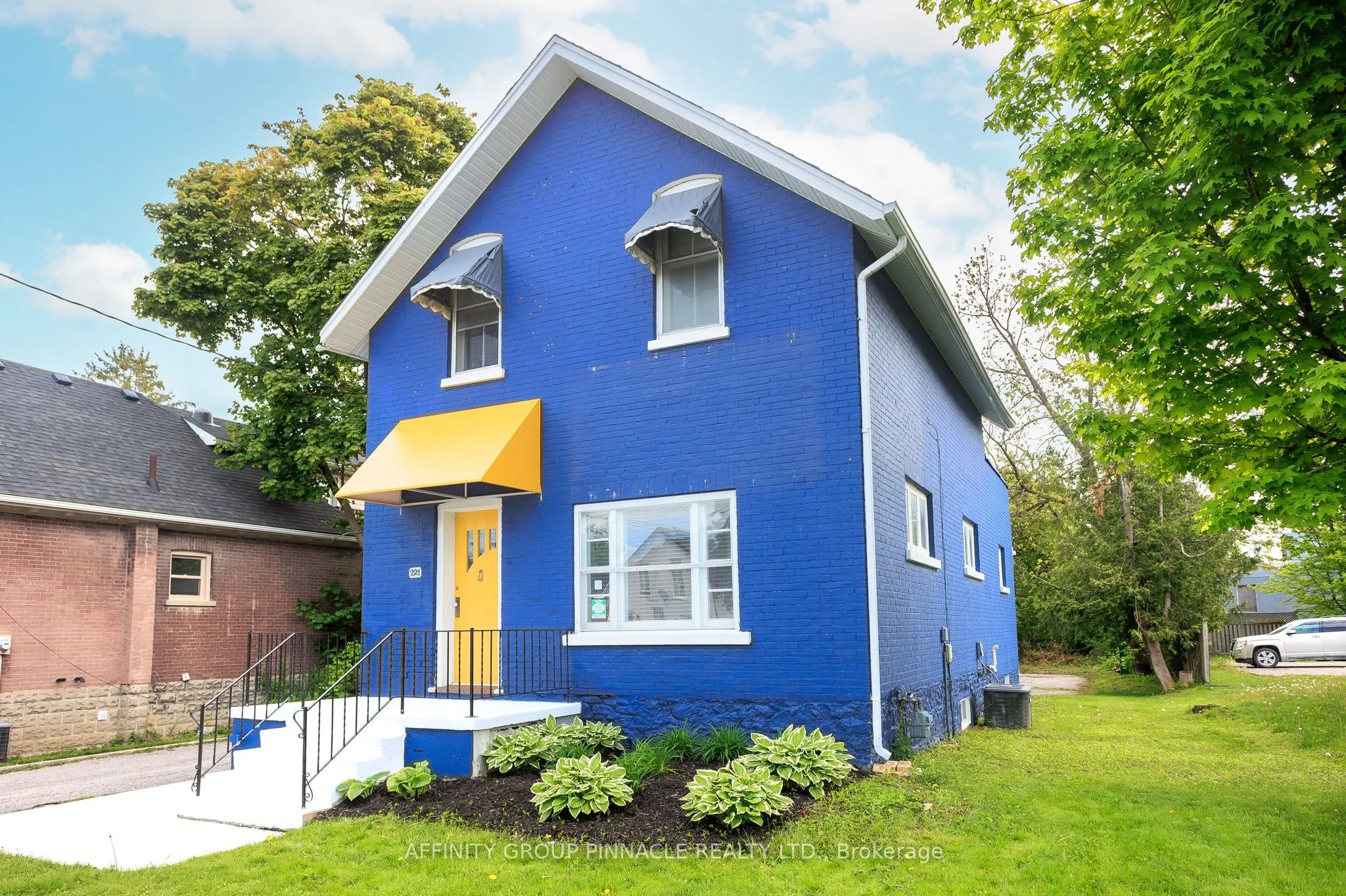 221 Kent Street W