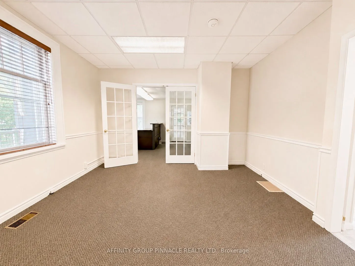 221 Kent Street W