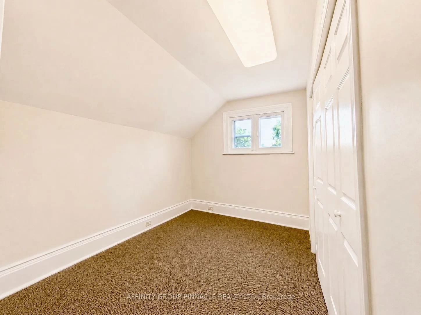 221 Kent Street W