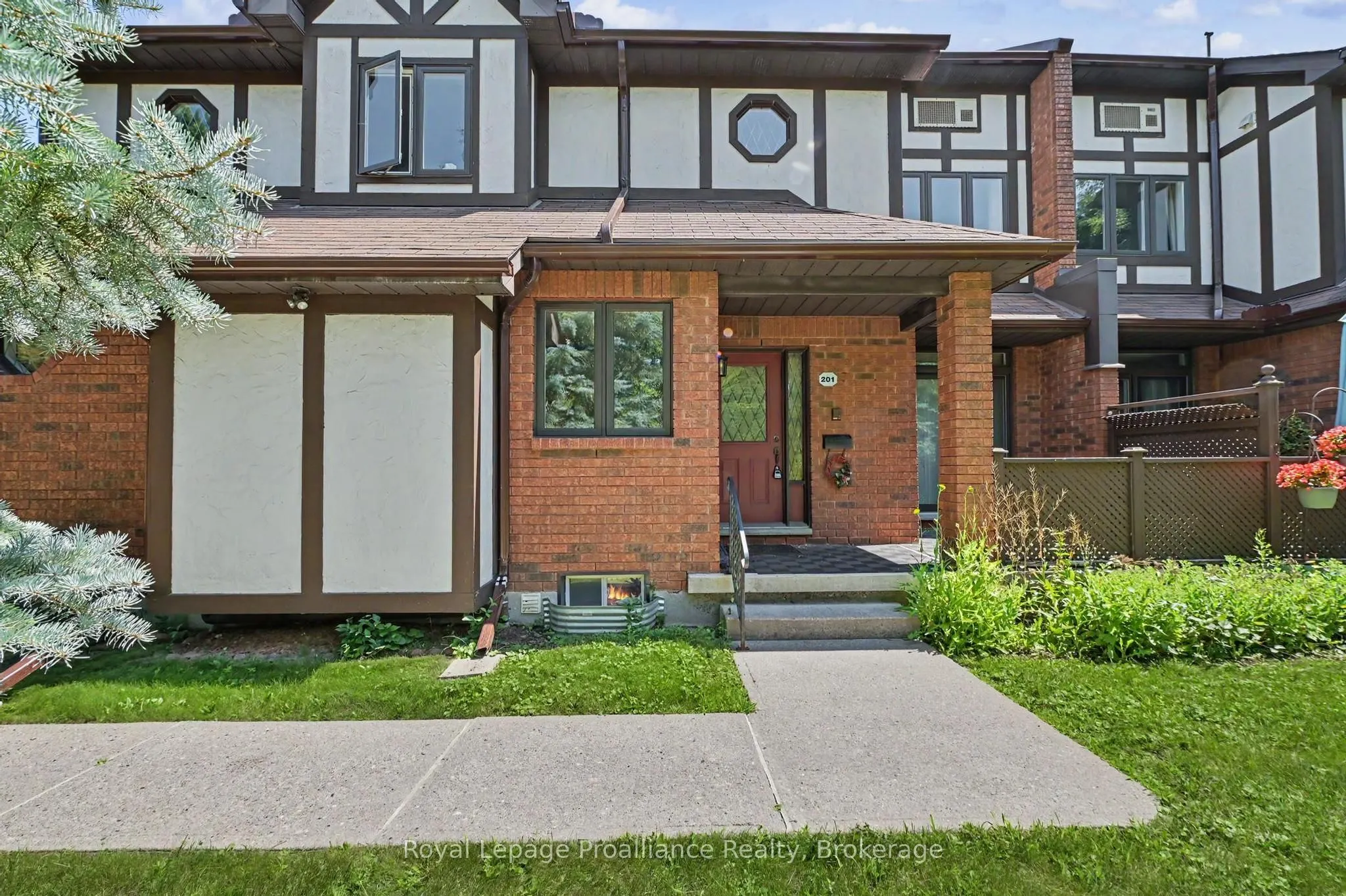 245 Elgin Street W #201