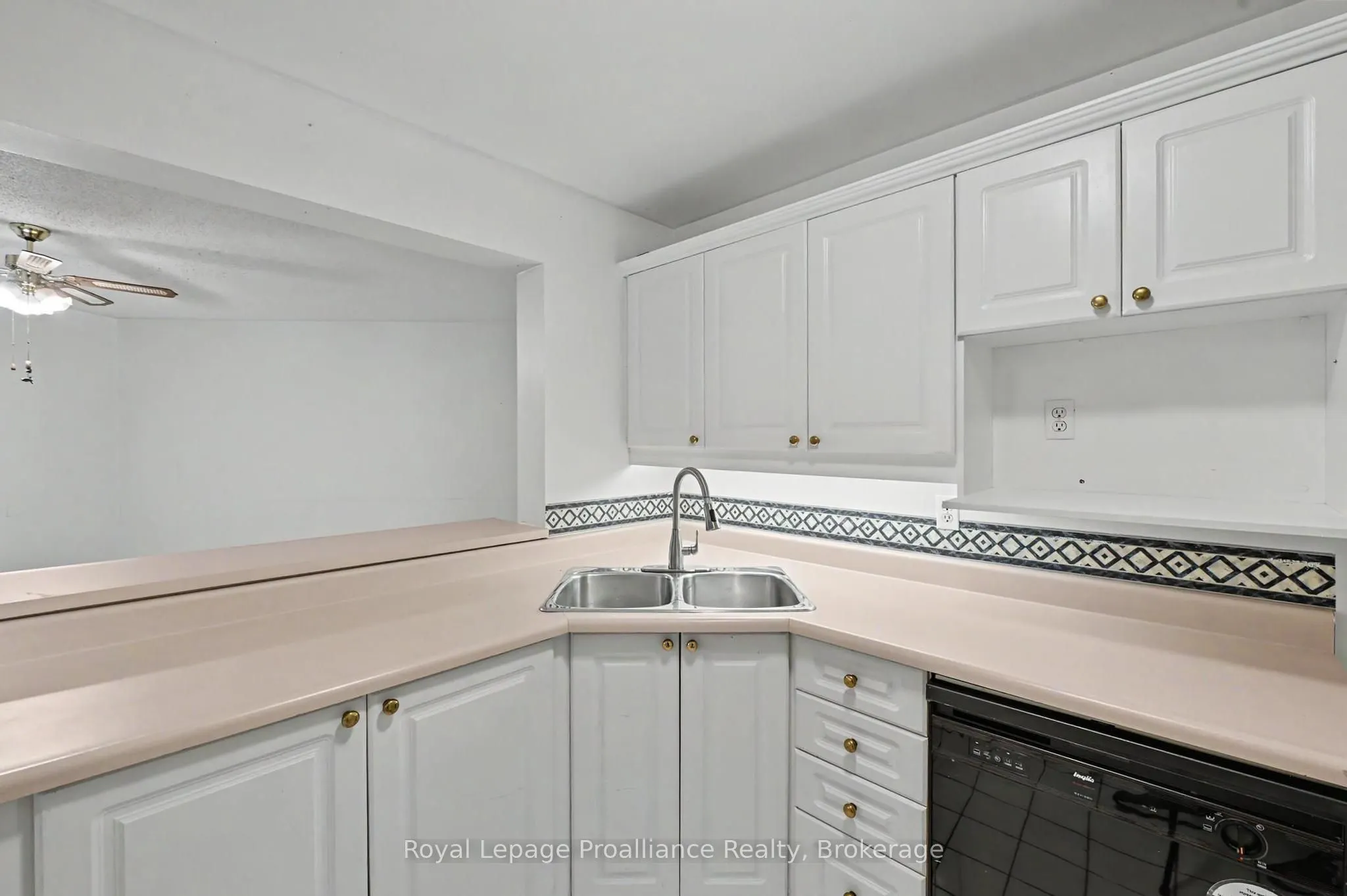 245 Elgin Street W #201