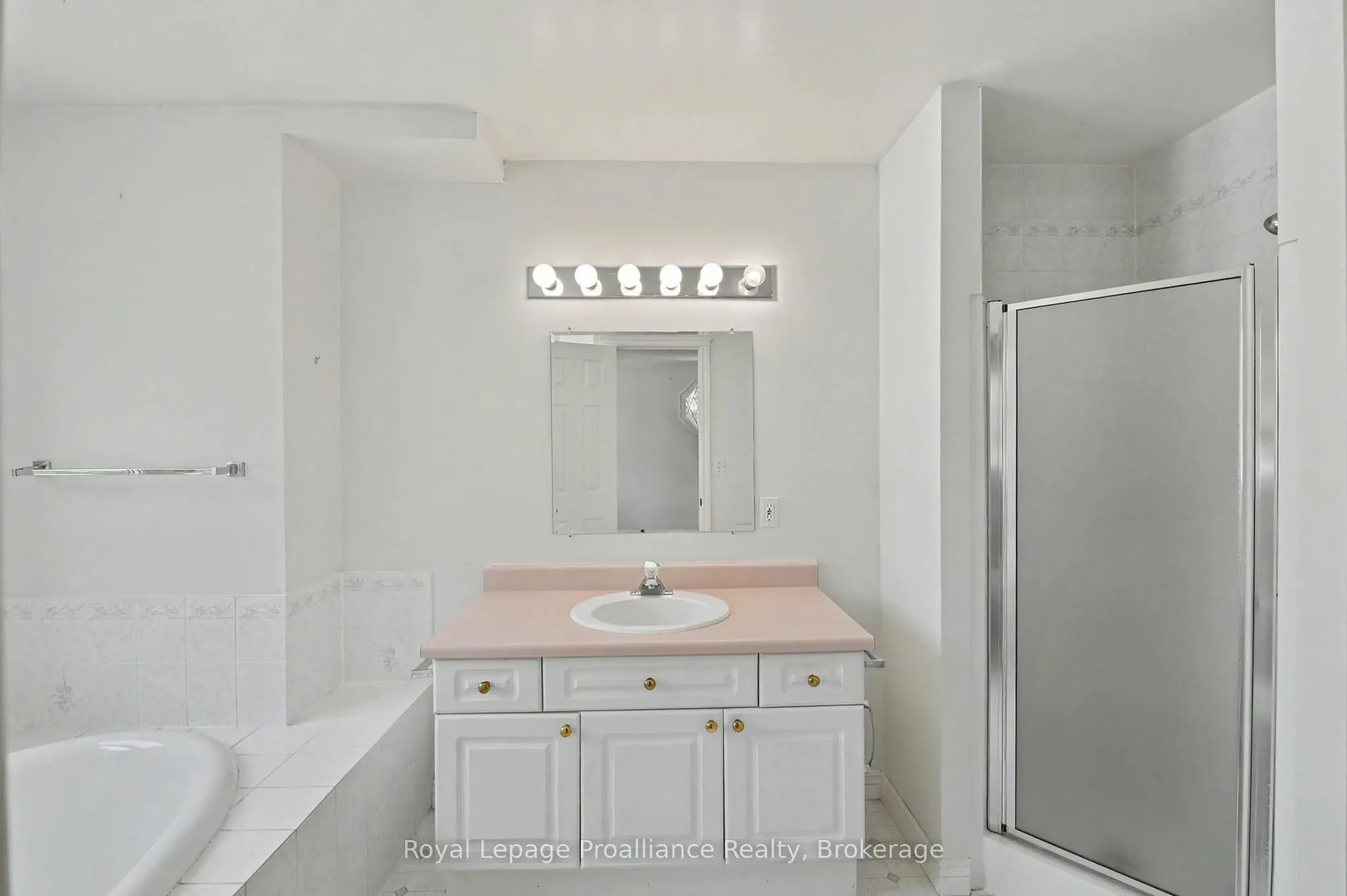 245 Elgin Street W #201