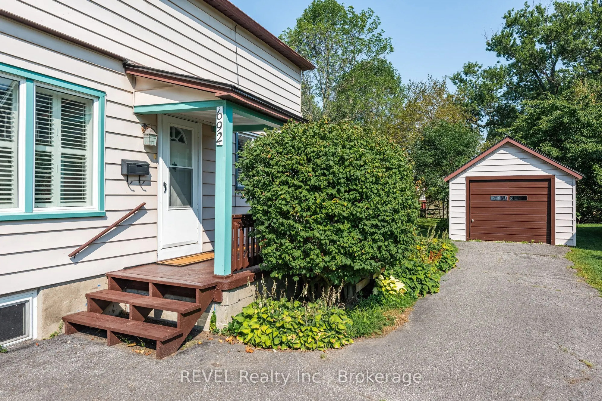 692 Lakeshore Road