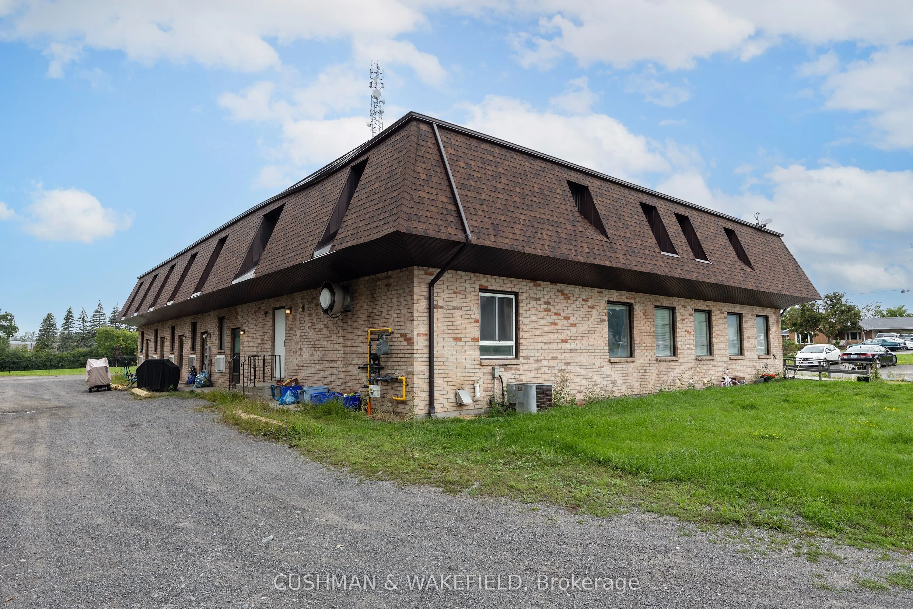353 Dundas Street W