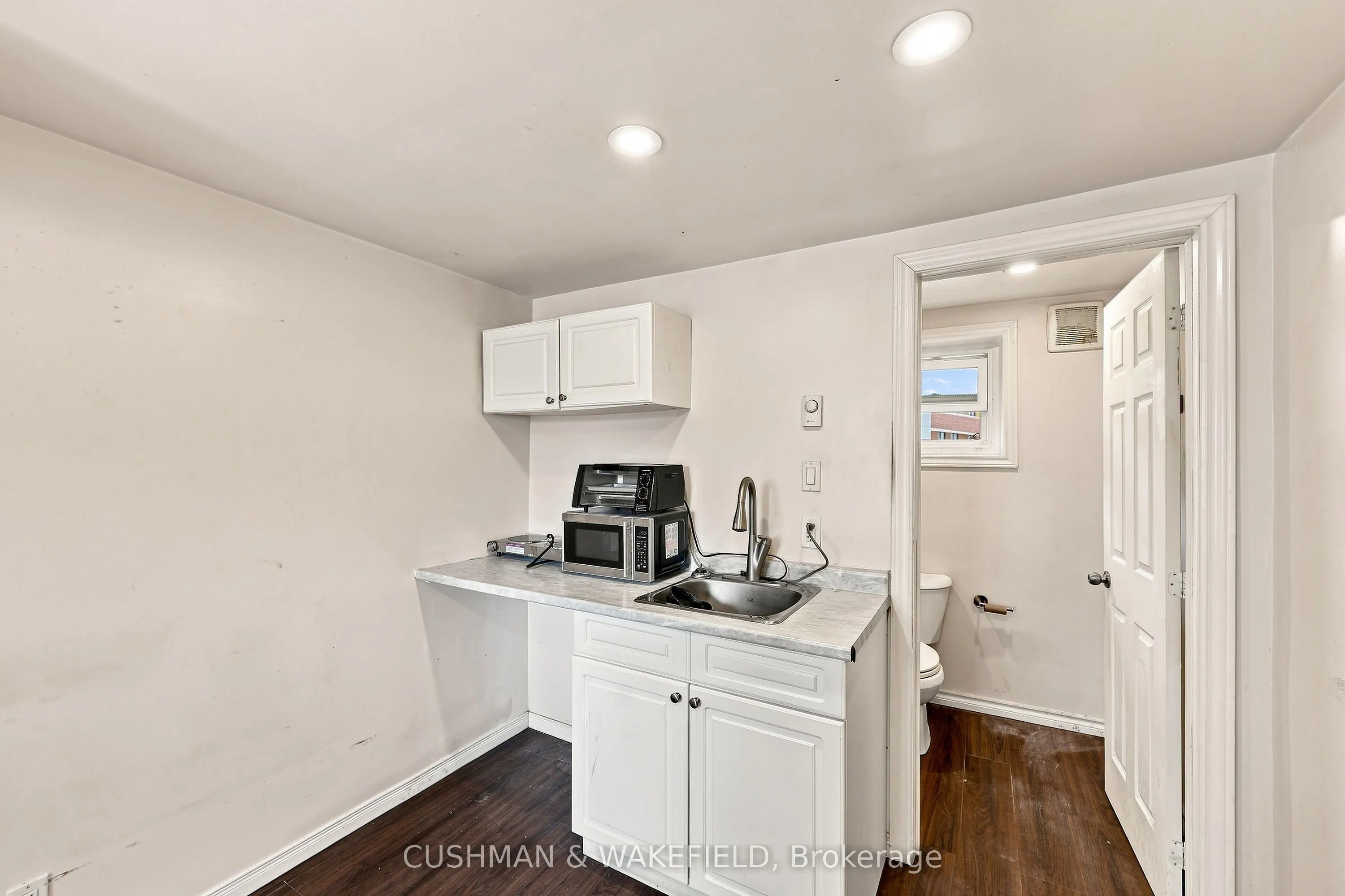 353 Dundas Street W