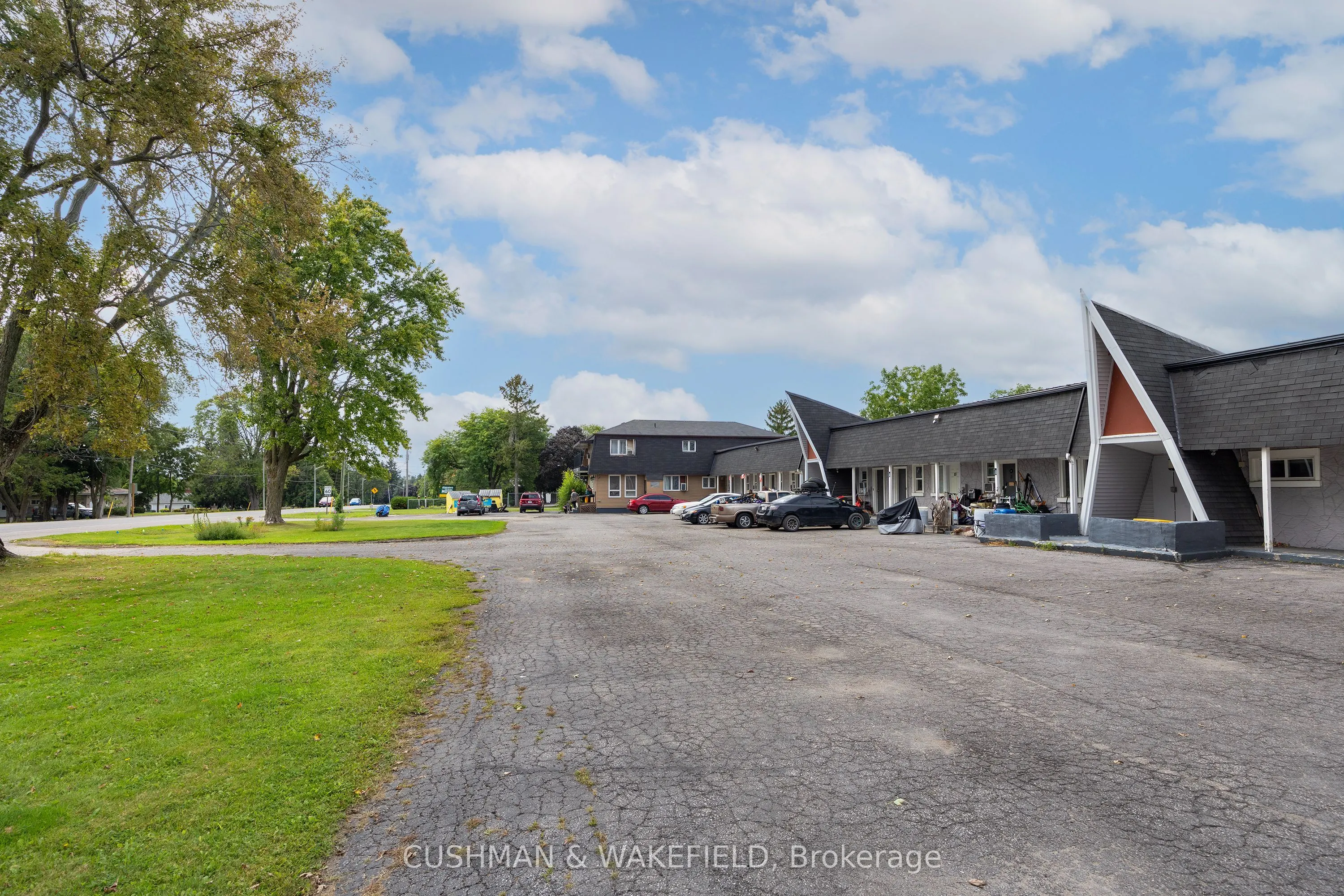 353 Dundas Street W