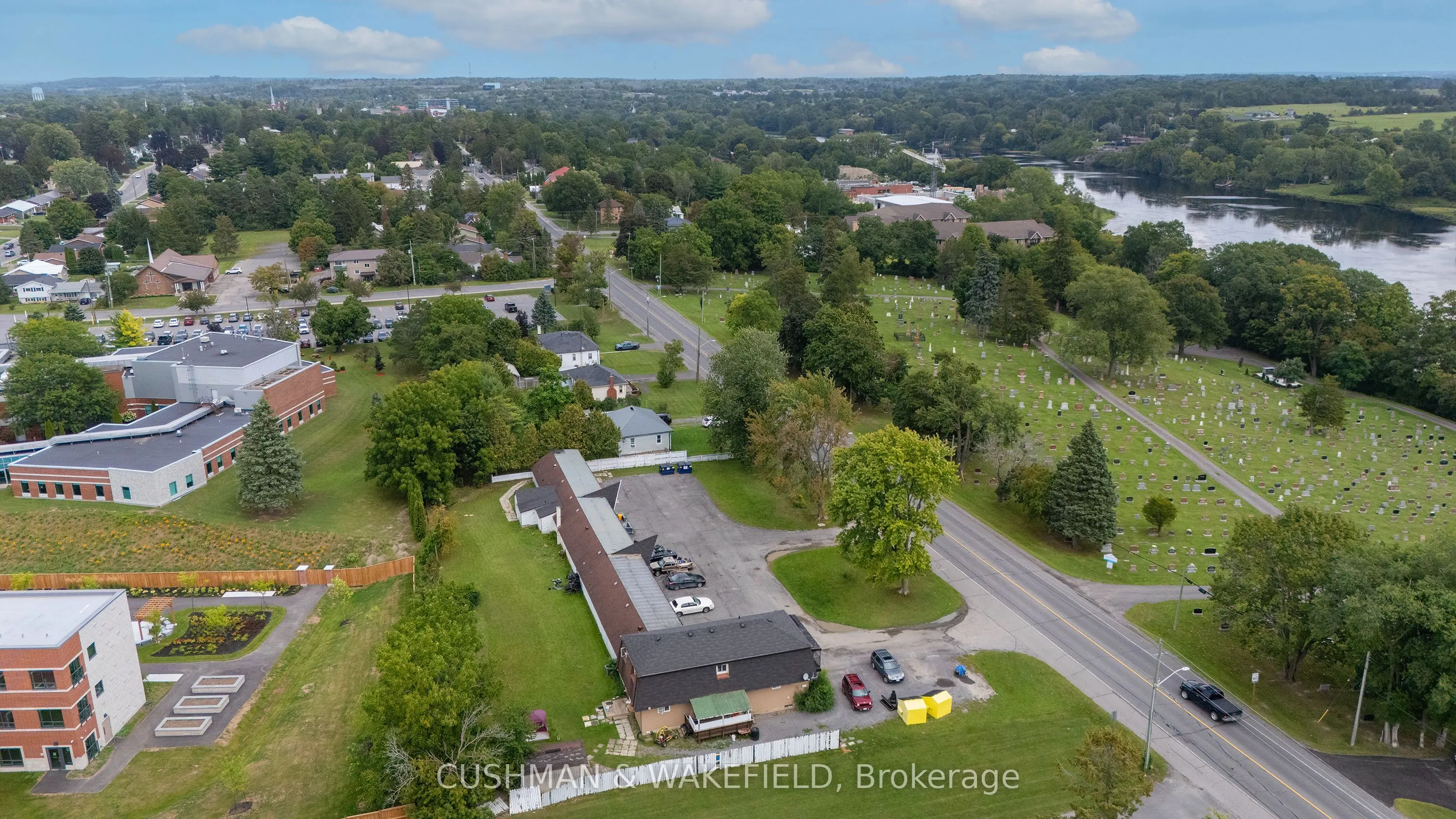 353 Dundas Street W